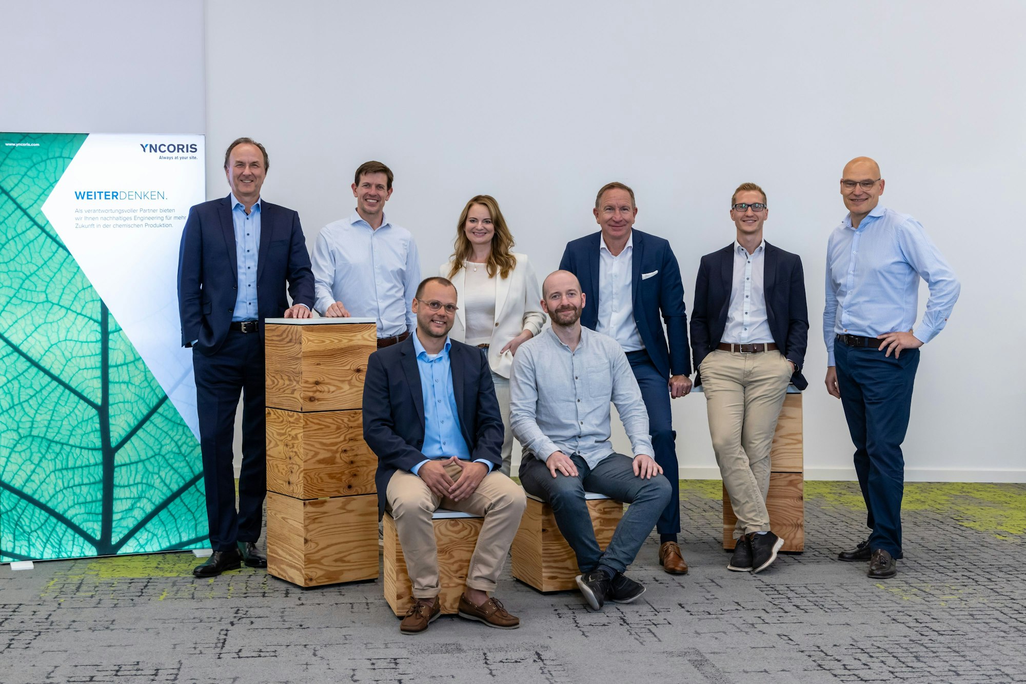 Das Foto zeigt eine Personengruppe vor einem Transparent.
