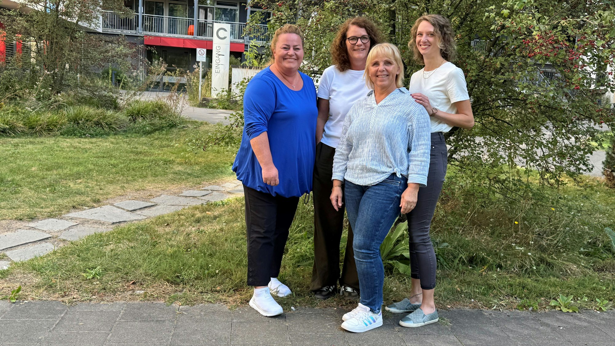 Drei der vier Teammitglieder der Familialen Pflege und Anette Hermes, Leiterin des Bereichs Entlassmanagement.