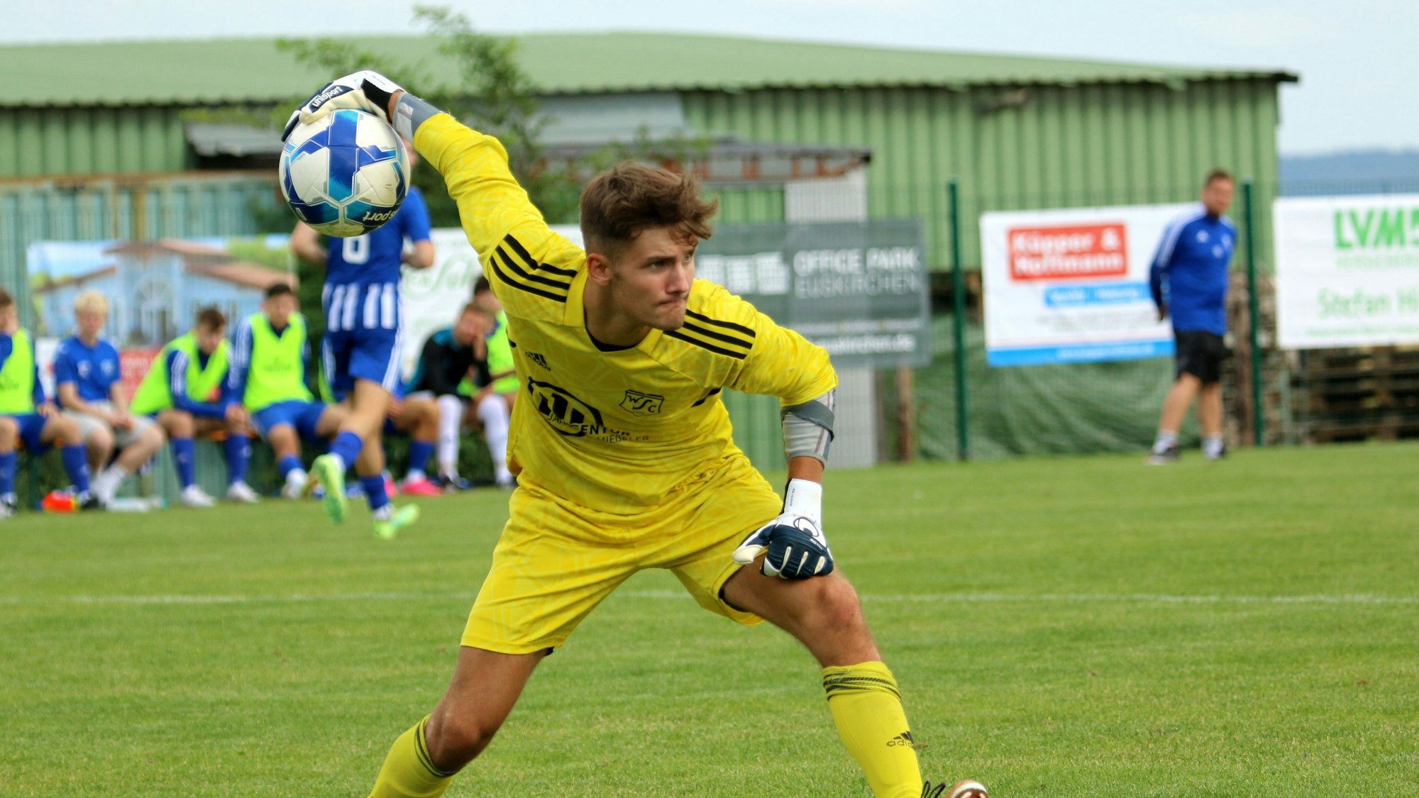 Jan Beyers, hier noch im Trikot des SC Wißkirchen, wirft einen Ball ins Spiel.