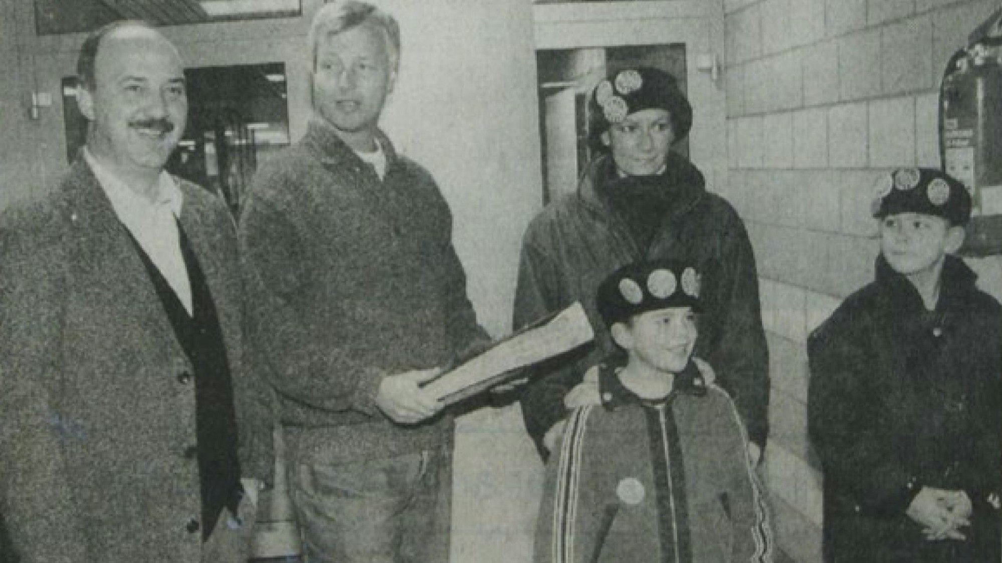Einen Aktenordner voller Unterschriften für die Offenhaltung in Sieglar nahm Stadtdirektor Walter Wegener (Zweiter von links) entgegen.