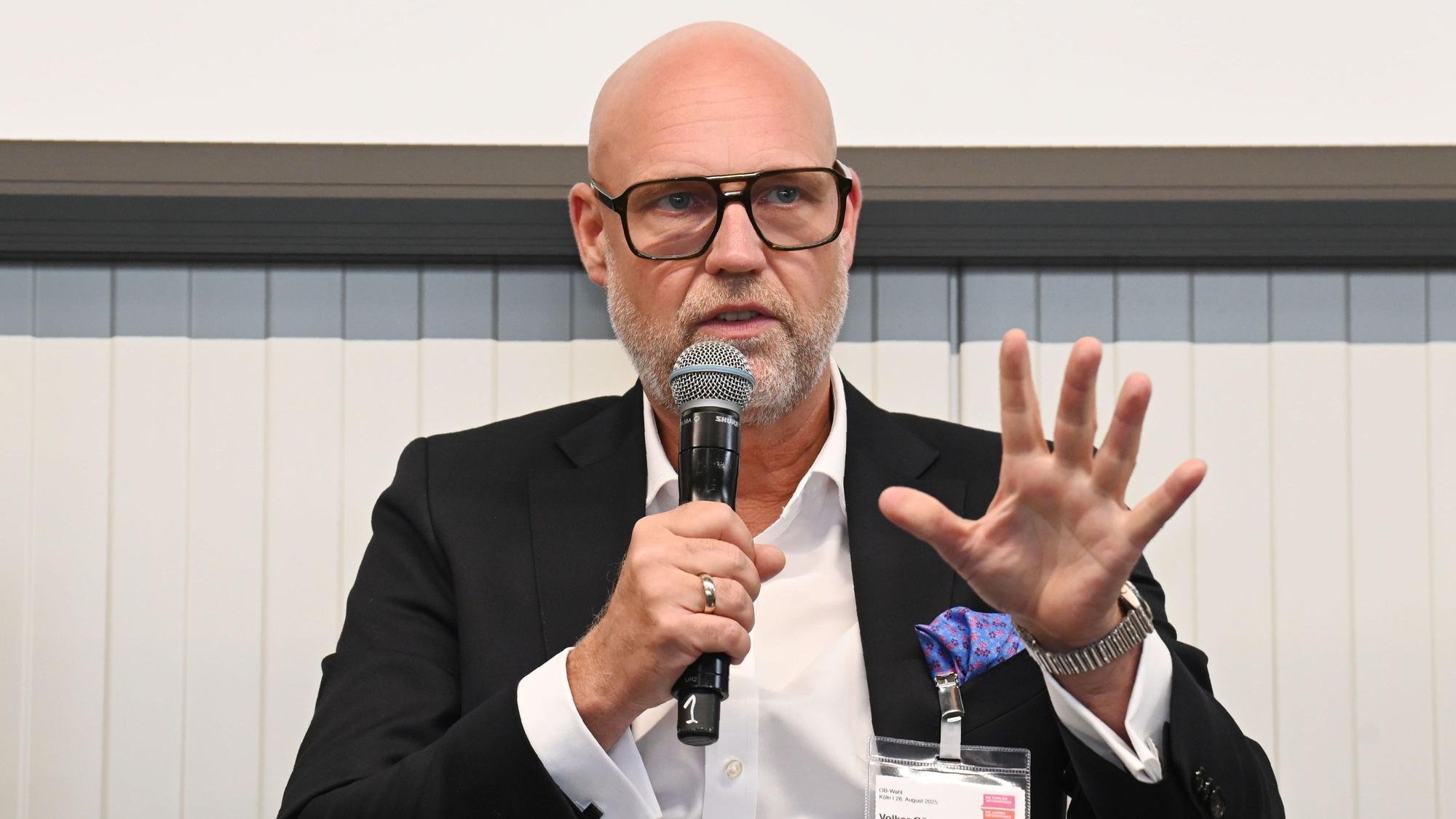 Volker Görzel, OB-Kandidat der FDP, nimmt an einer Podiumsdiskussion beim Verband der Familienunternehmer teil.