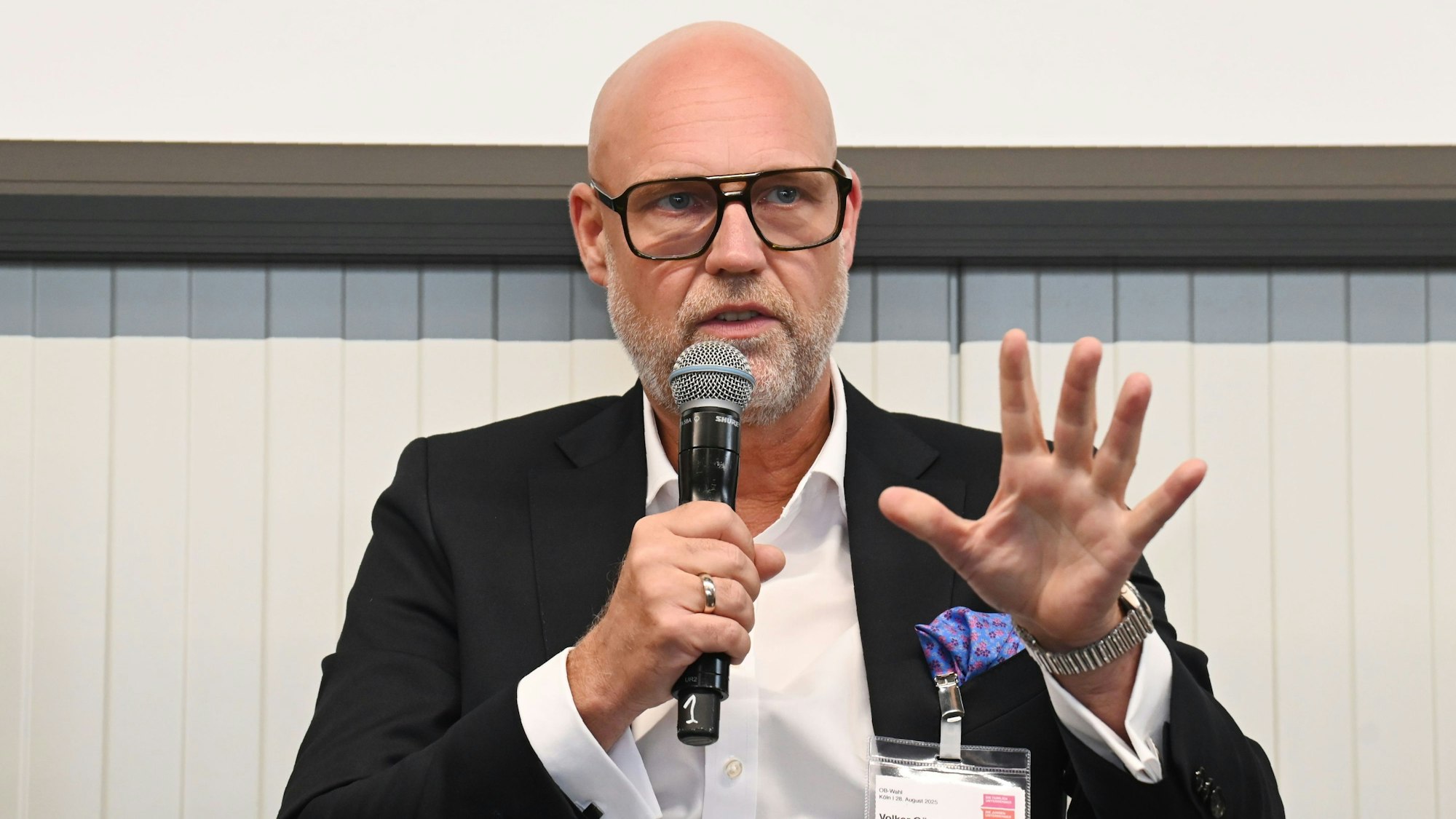 Volker Görzel, OB-Kandidat der FDP, nimmt an einer Podiumsdiskussion beim Verband der Familienunternehmer teil.
