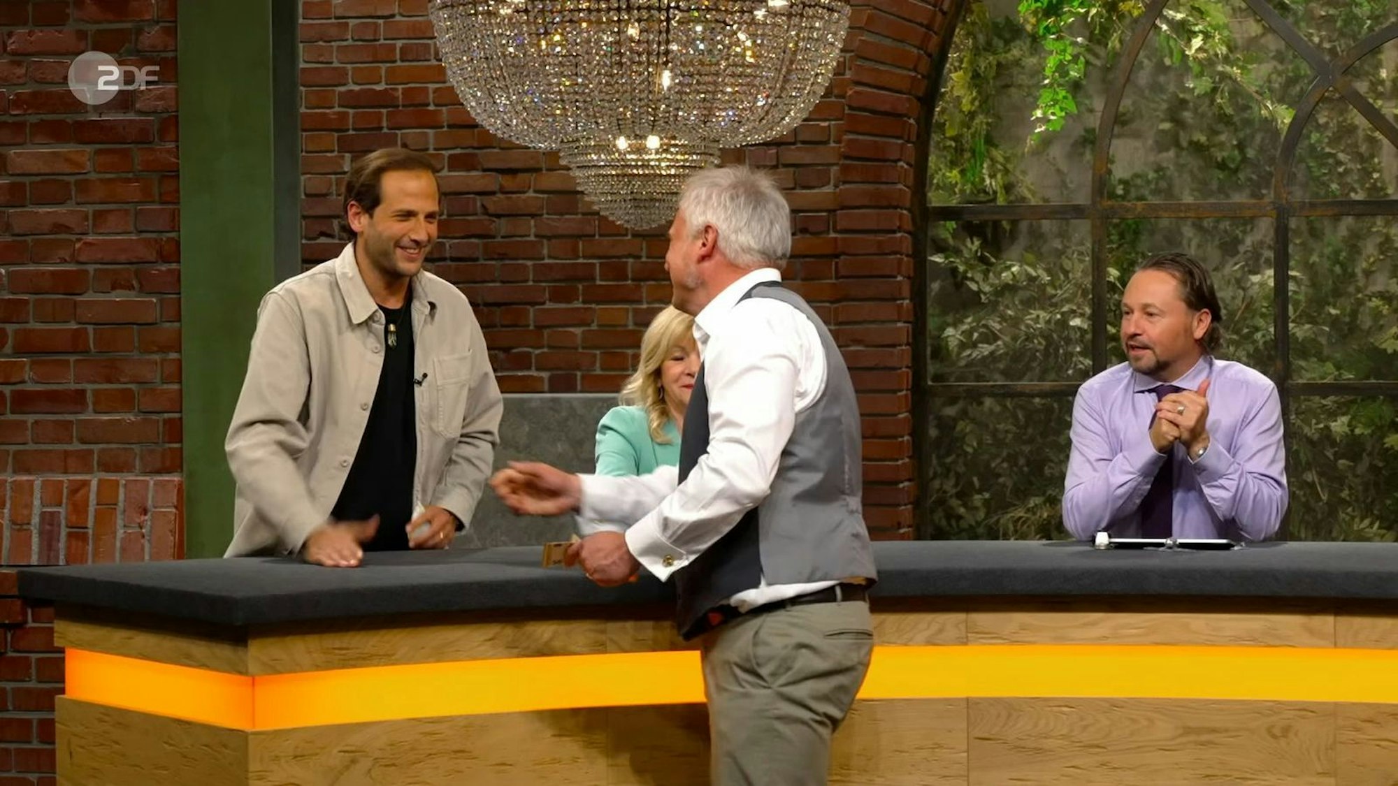 Julian Schmitz-Avila (links) bekam das Objekt für 210 Euro: „Bei Küchengeräten oder der Firma Berkel muss ich aber auch zuschlagen.“
(Bild: ZDF)