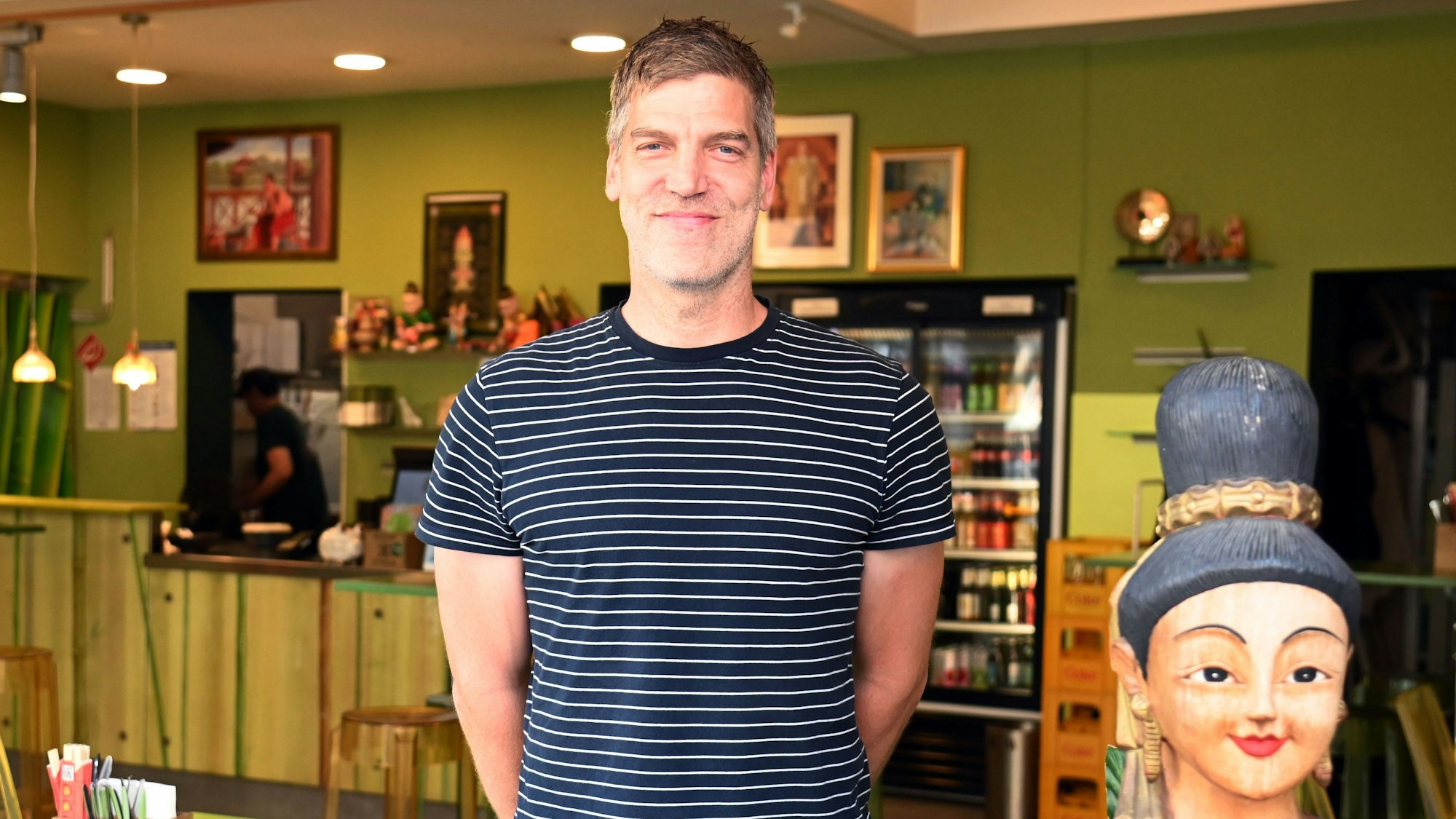 David Oldenburg, Besitzer des Krua Thai in der Kölner Innenstadt, steht in seinem Laden.
