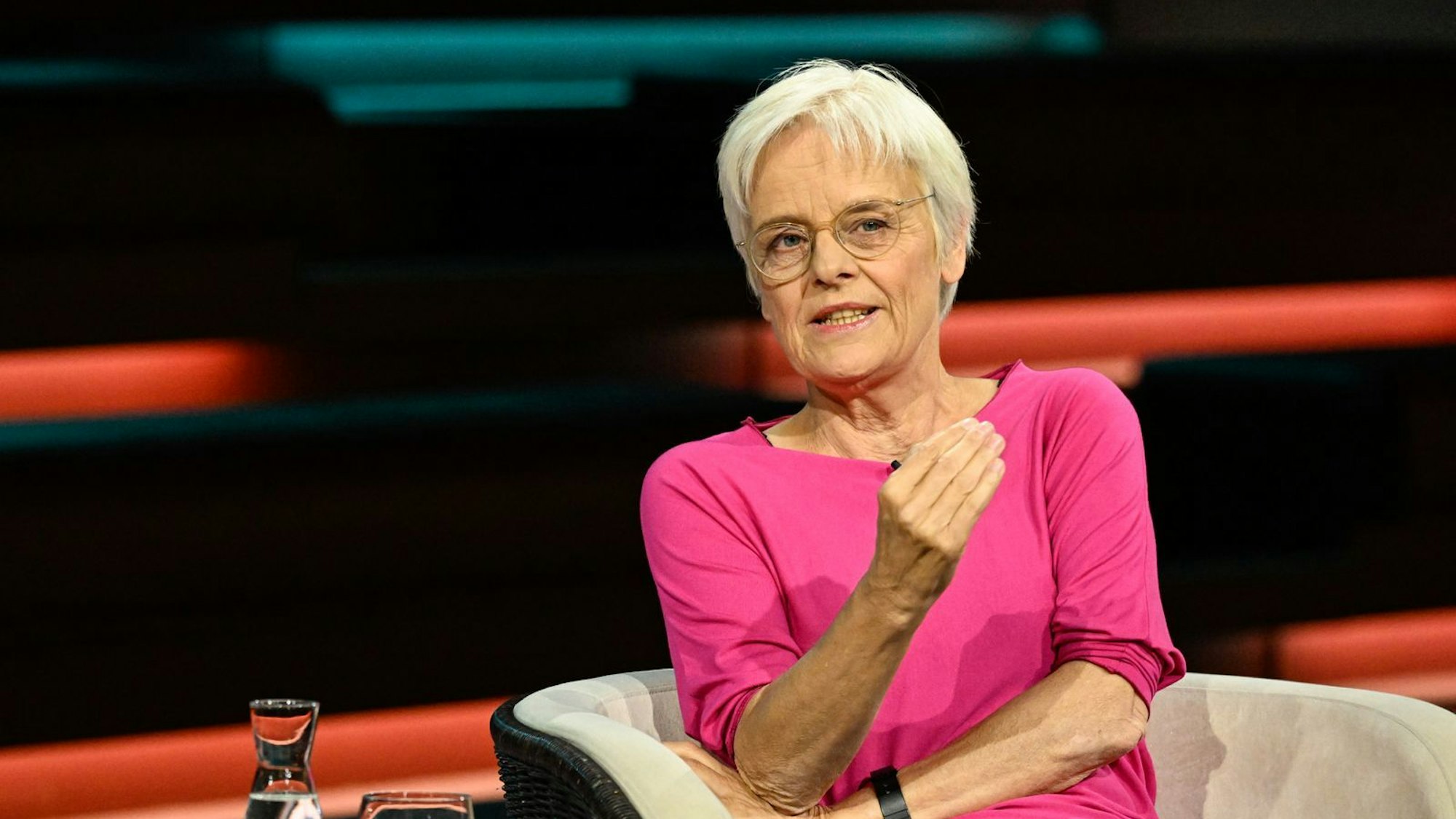 Journalistin Ulrike Herrmann stellte infrage, ob sich genügend junge Menschen auf Basis von Freiwilligkeit für einen Dienst in der Bundeswehr entscheiden. (Bild: ZDF / Markus Hertrich)
