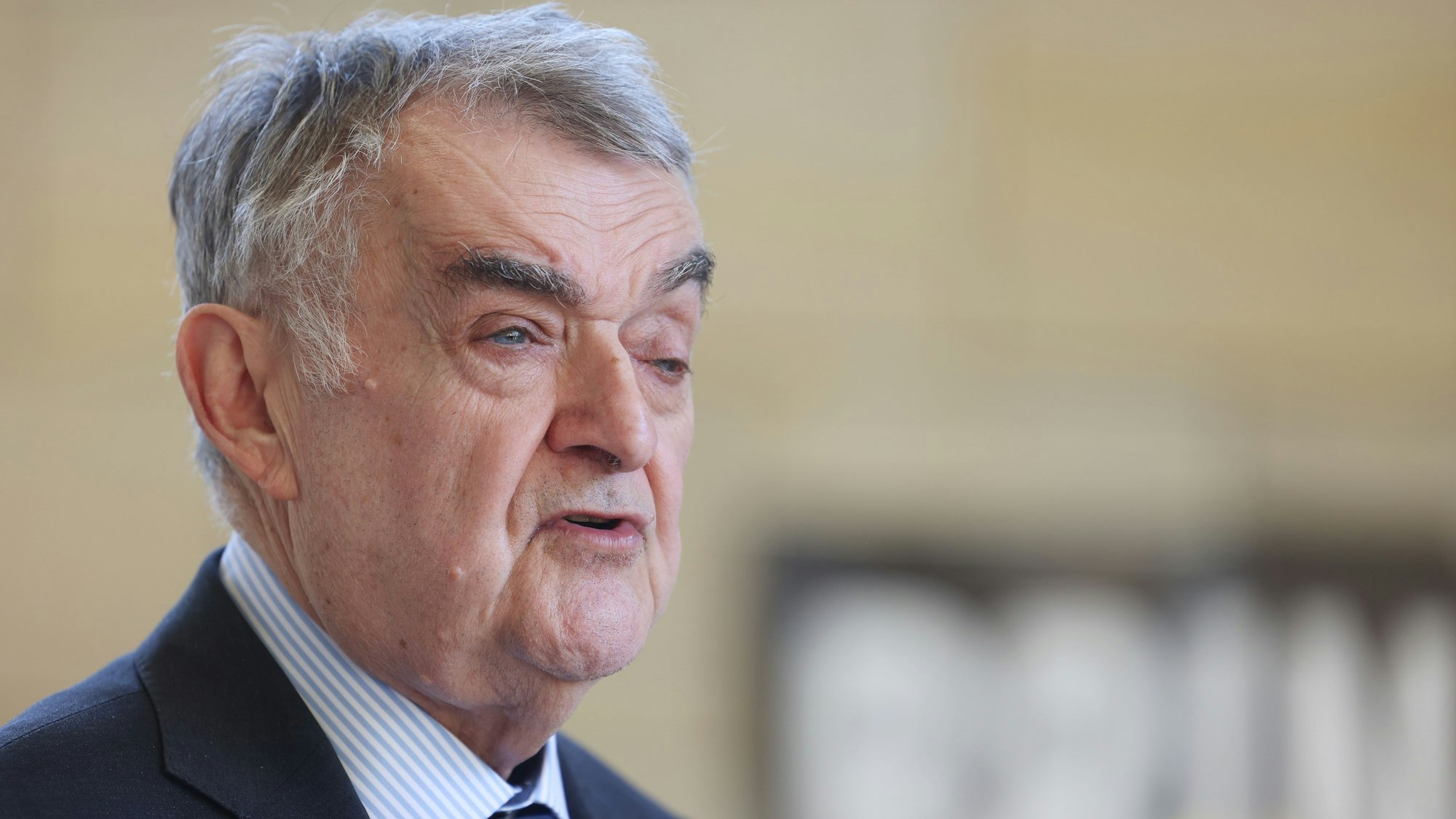 Herbert Reul (CDU), Innenminister von Nordrhein-Westfalen, gibt im Landtag eine Pressekonferenz.