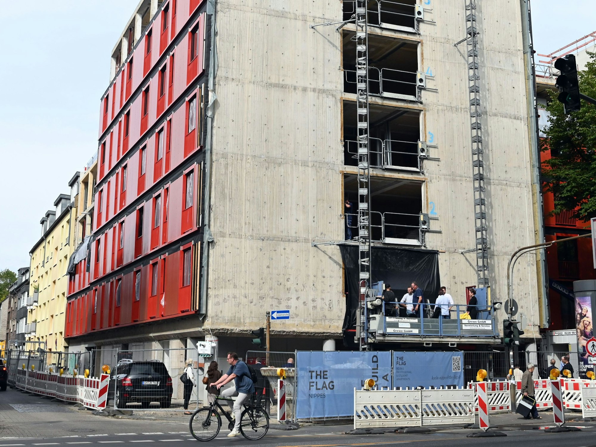 An einer Kreuzung entsteht ein siebenstöckiger Neubau.