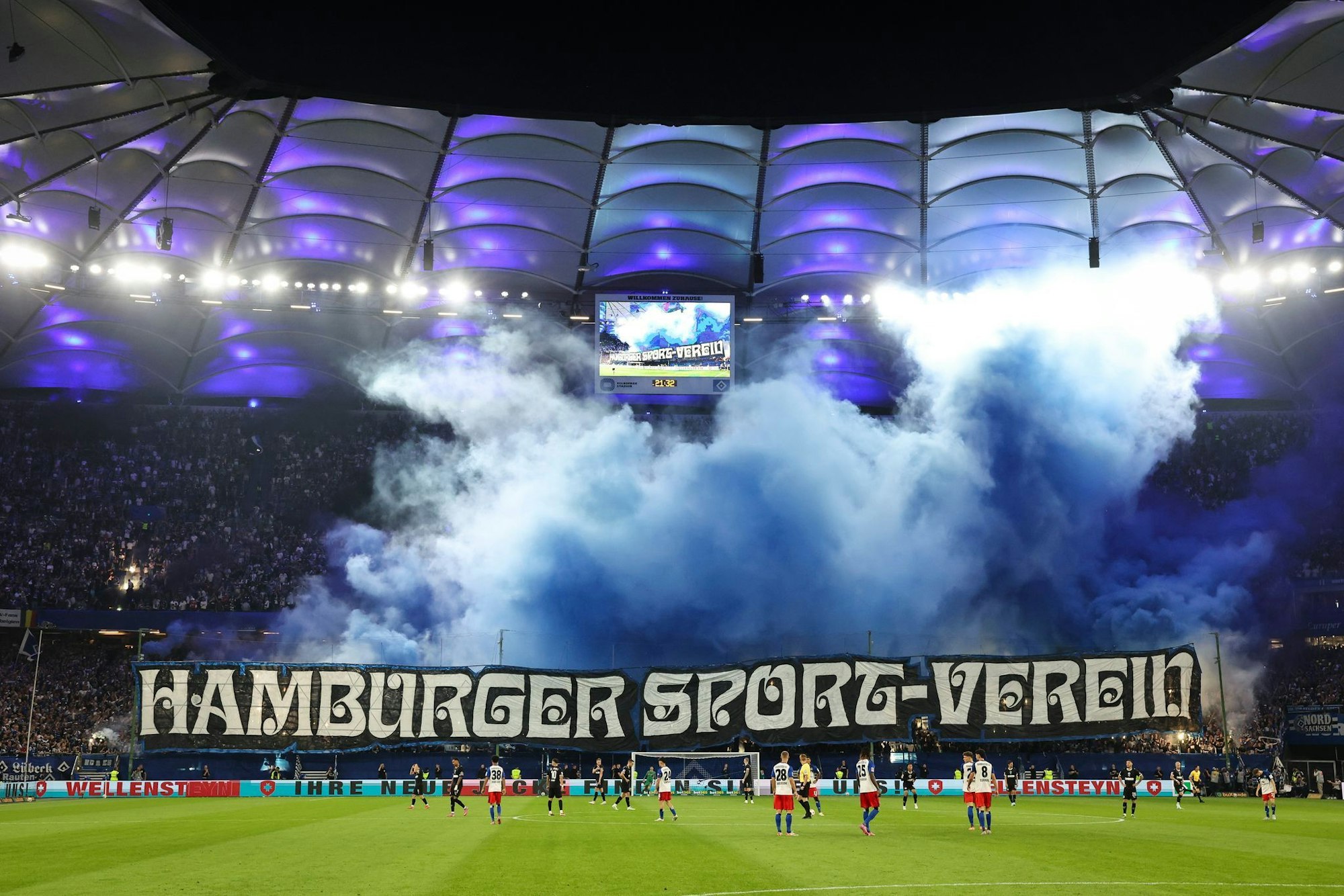 HSV-Fans feiern ihre Mannschaft mit Phyrotechnik und Leuchtfackeln zu Beginn der zweiten Halbzeit.