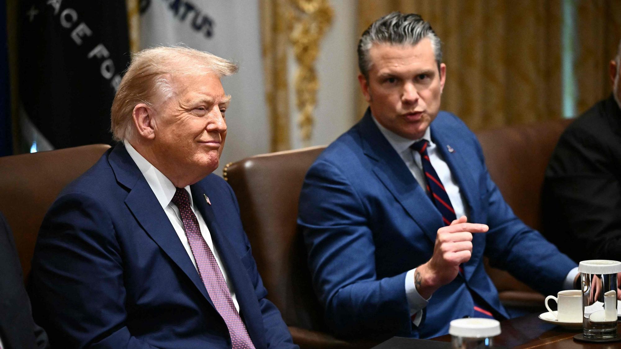 US-Präsident Donald Trump zusammen mit US-Verteidigungsminister Pete Hegseth bei einer Kabinettssitzung in dieser Woche. (Archivbild)