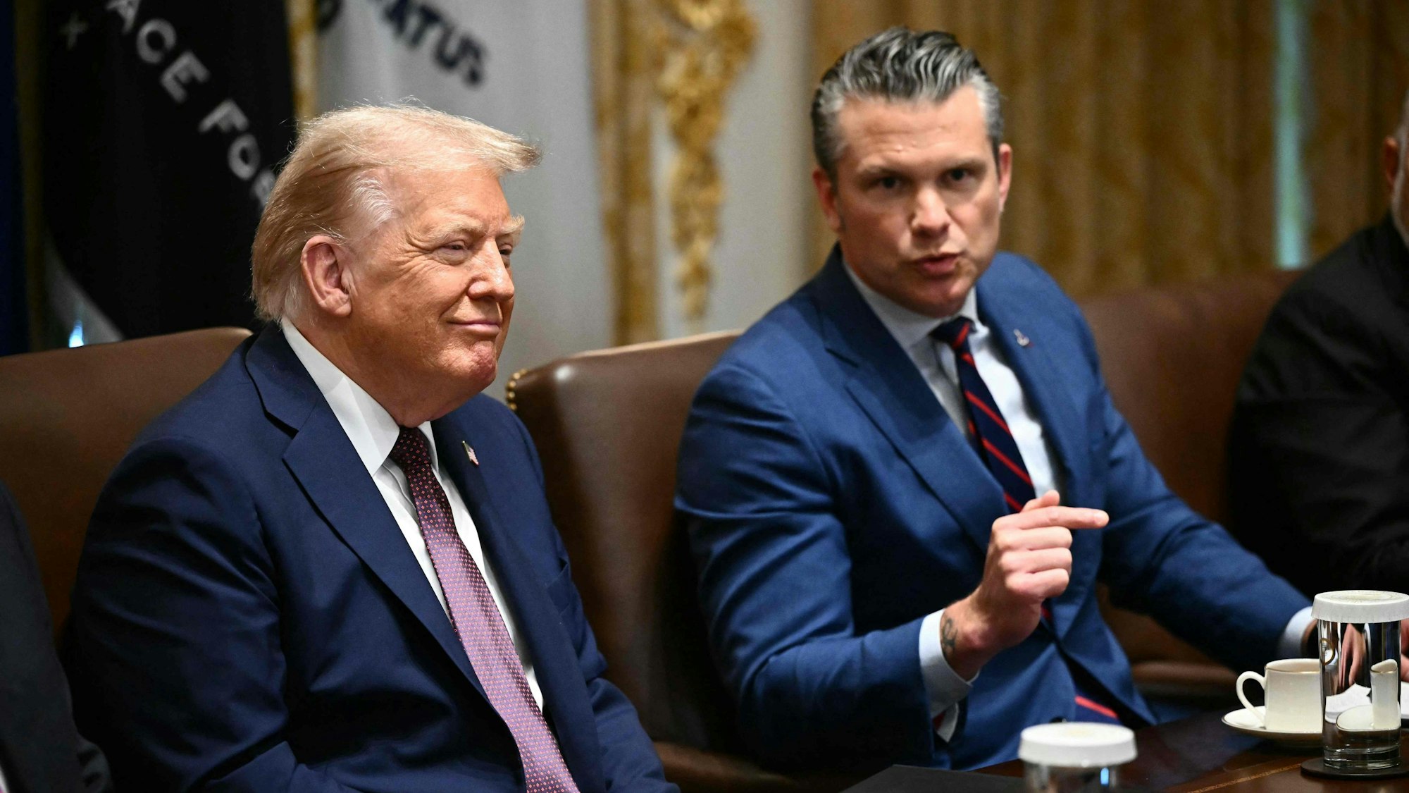 US-Präsident Donald Trump zusammen mit US-Verteidigungsminister Pete Hegseth bei einer Kabinettssitzung in dieser Woche. (Archivbild)