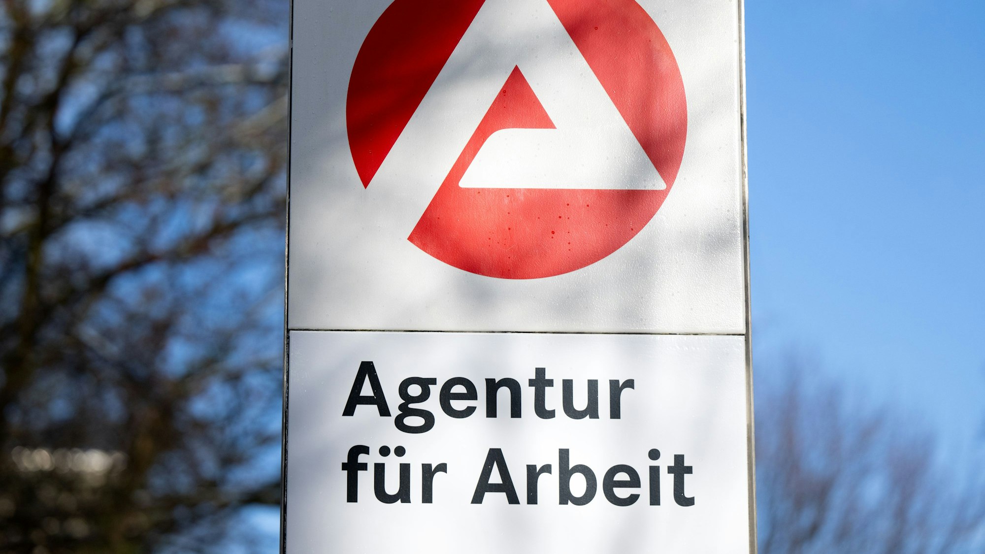 Der Schriftzug „Agentur für Arbeit“ ist an einer Stele vor der Agentur für Arbeit zu sehen.
