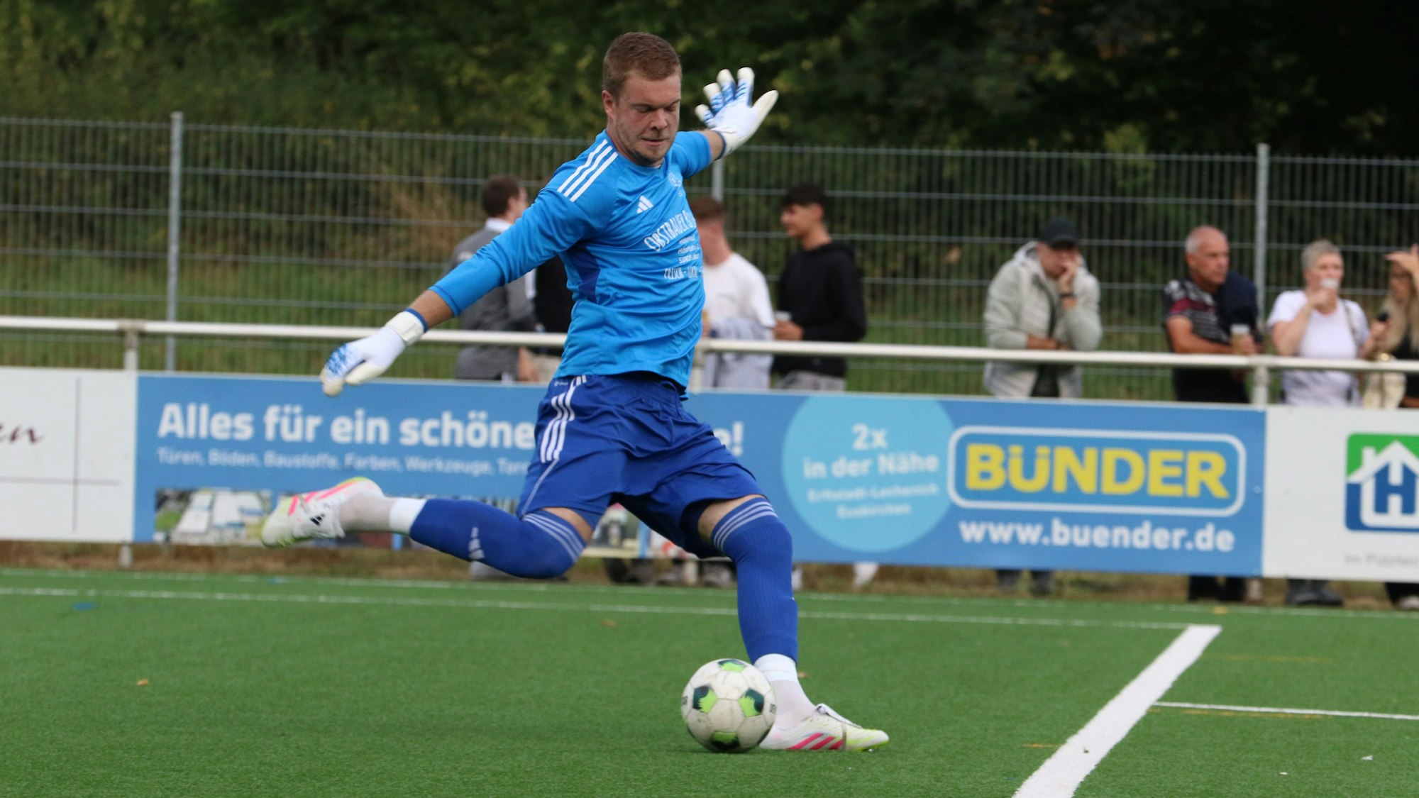 Zülpichs Schlussmann Robin Metternich beim Erdabstoß.