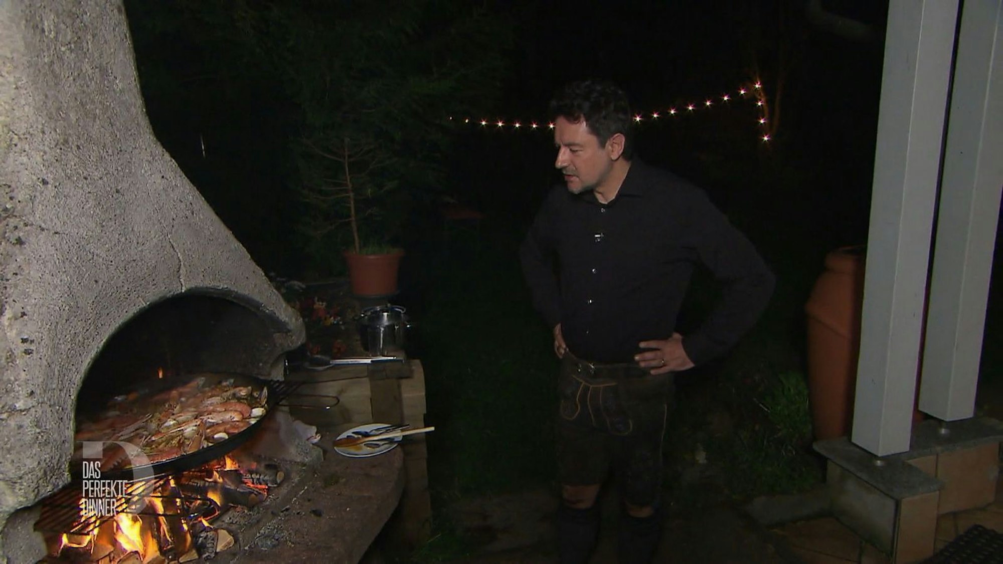 Ratlos steht Pau vor seiner Paella: Warum will der Reis nicht weich werden?
(Bild: RTL)