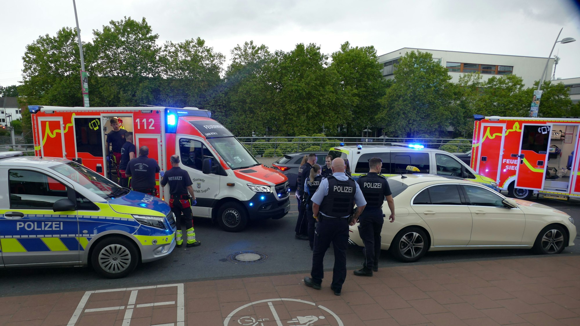 Polizei und Rettungsdienst waren mit vielen Kräften vor Ort.