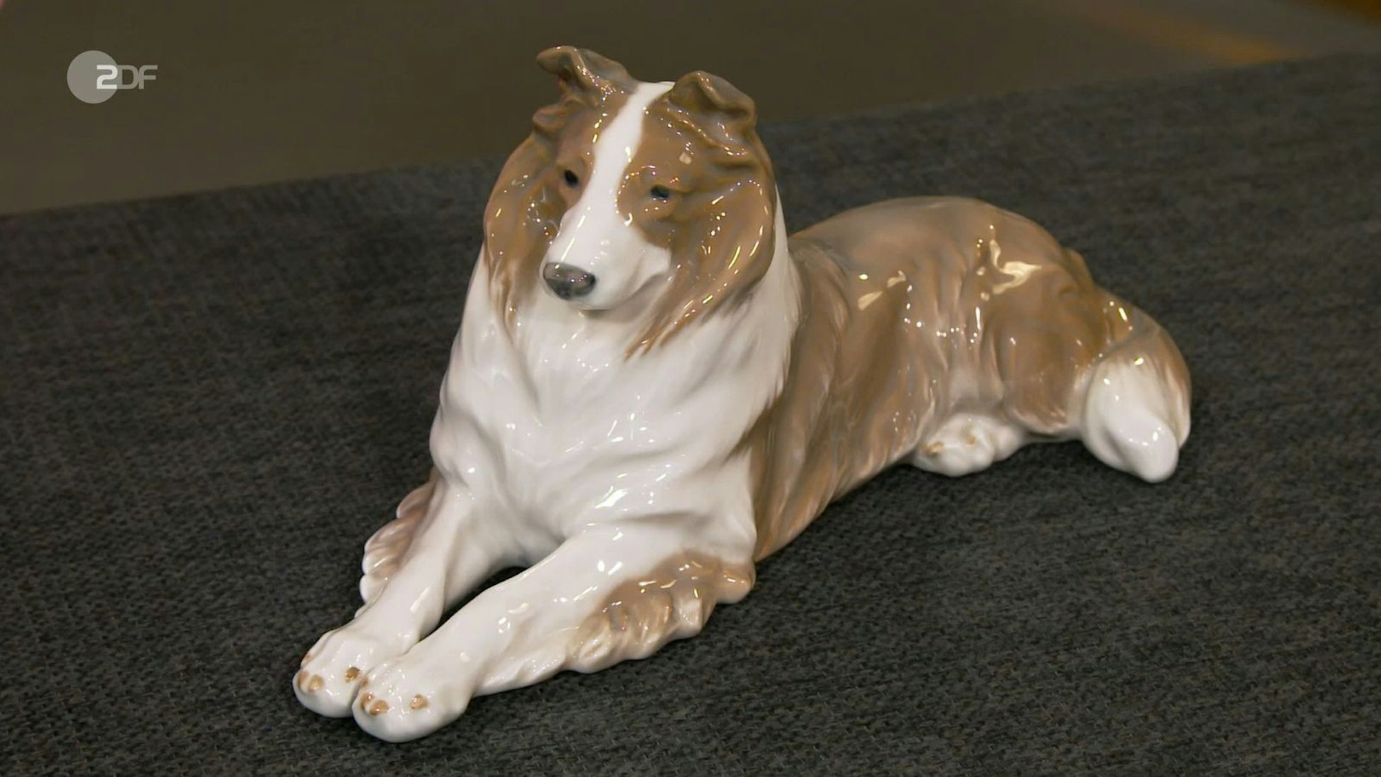 Ebenfalls verkauft wurde der Porzellan-Collie von Royal Copenhagen aus der Zeit zwischen 1974 und 1978 mit einem Wert von 150 bis 200 Euro. Der Hund war sehr begehrt, und so bezahlte Elke Velten am Ende sogar 380 Euro.
(Bild: ZDF)