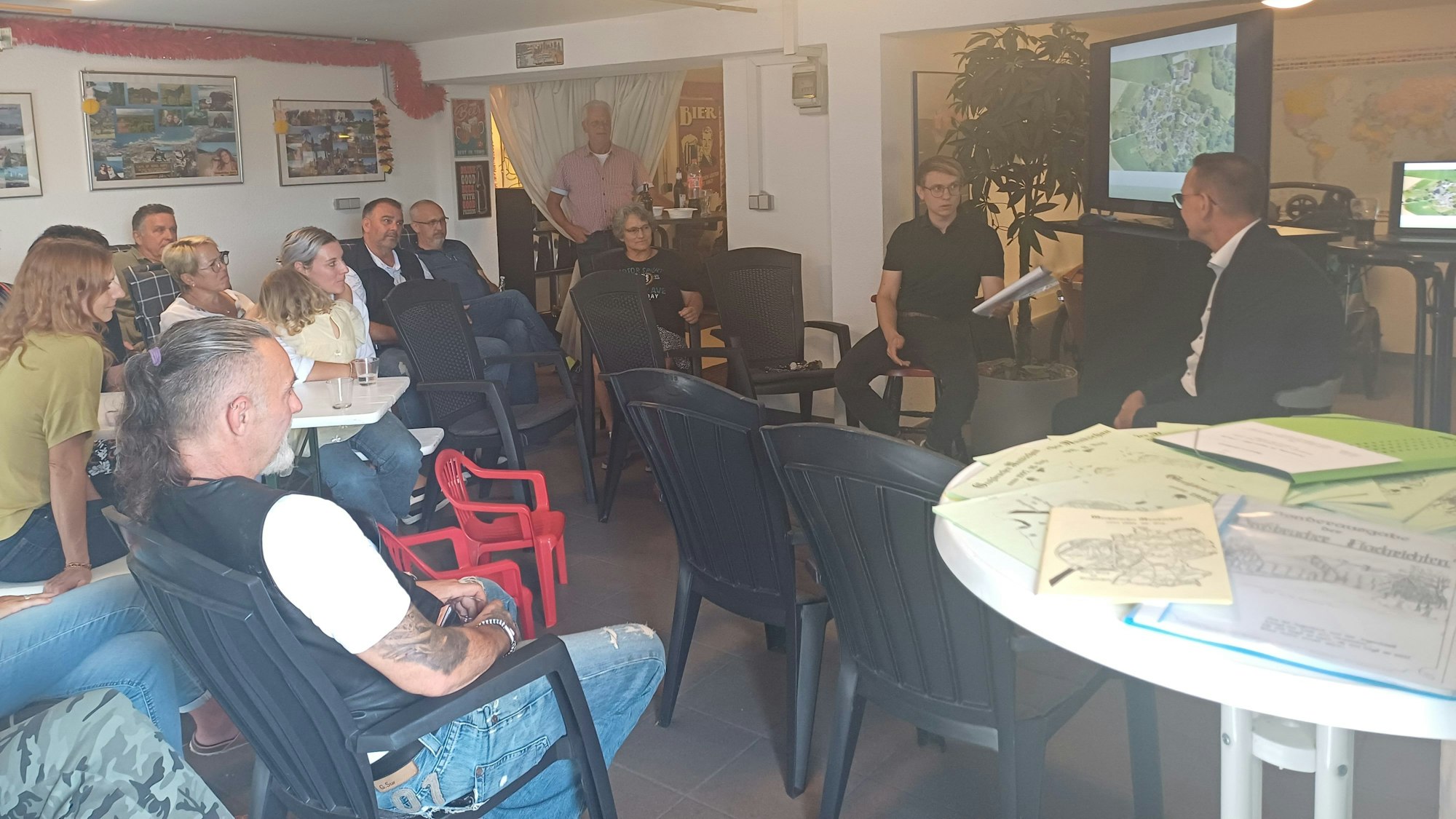 Das Dorf war am Donnerstagabend versammelt, um Bürgermeister Dirk Runge Fragen zu stellen.