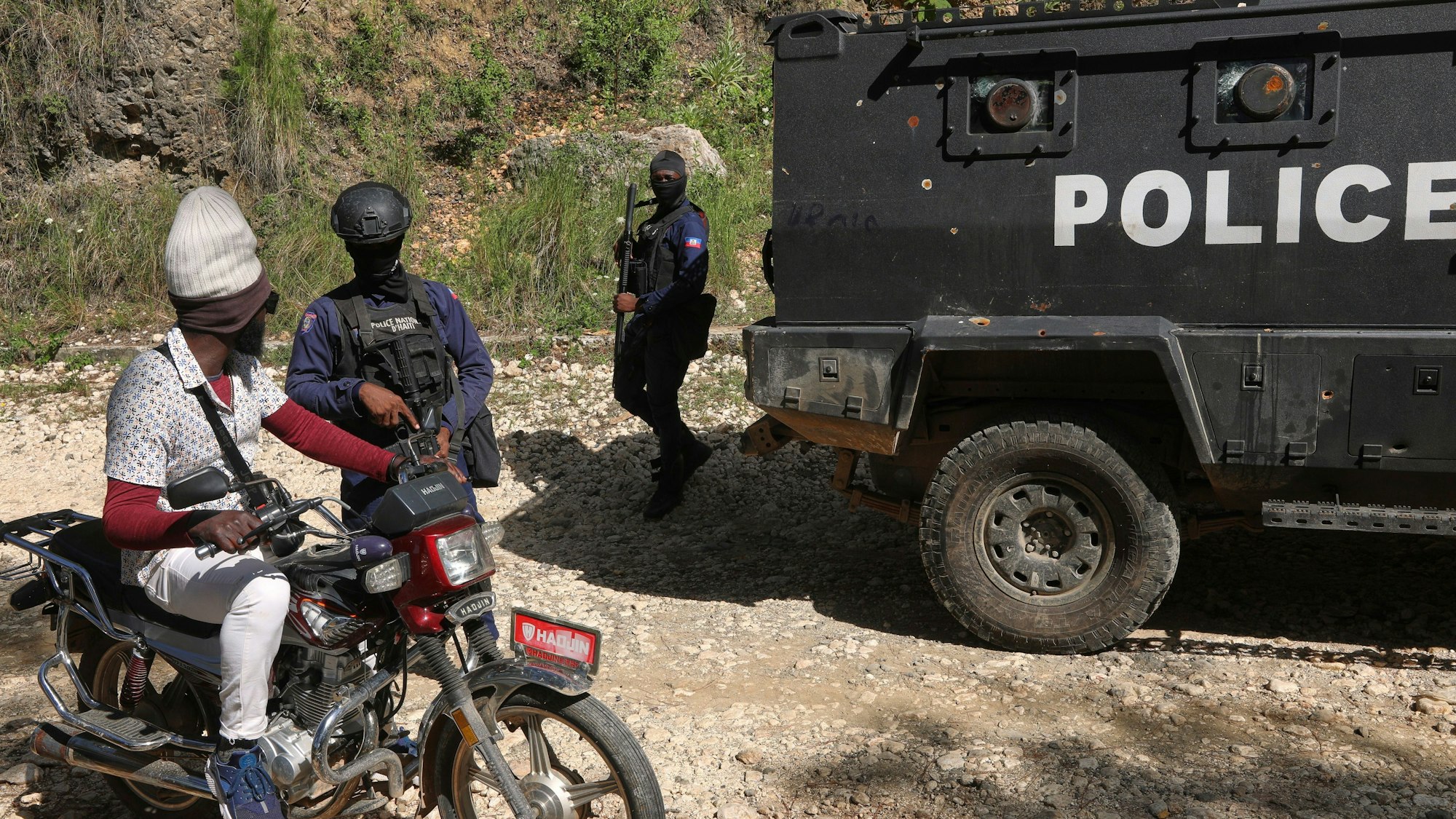 Haiti, Port-au-Prince: Polizeibeamte patrouillieren in der Nähe des Waisenhauses Saint-Helene im Stadtteil Kenscoff.