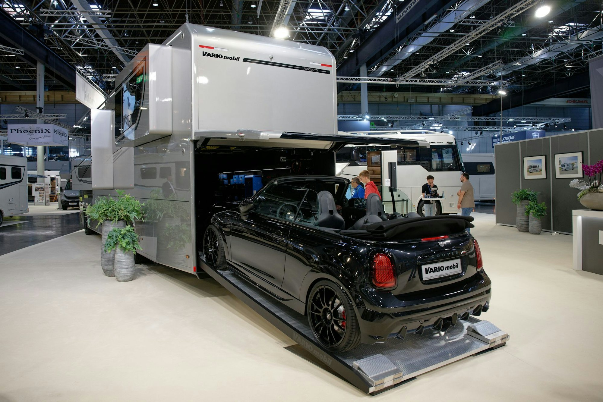 Ein Wohnmobil mit Garage. Es kostet mehr als 2,8 Millionen Euro.