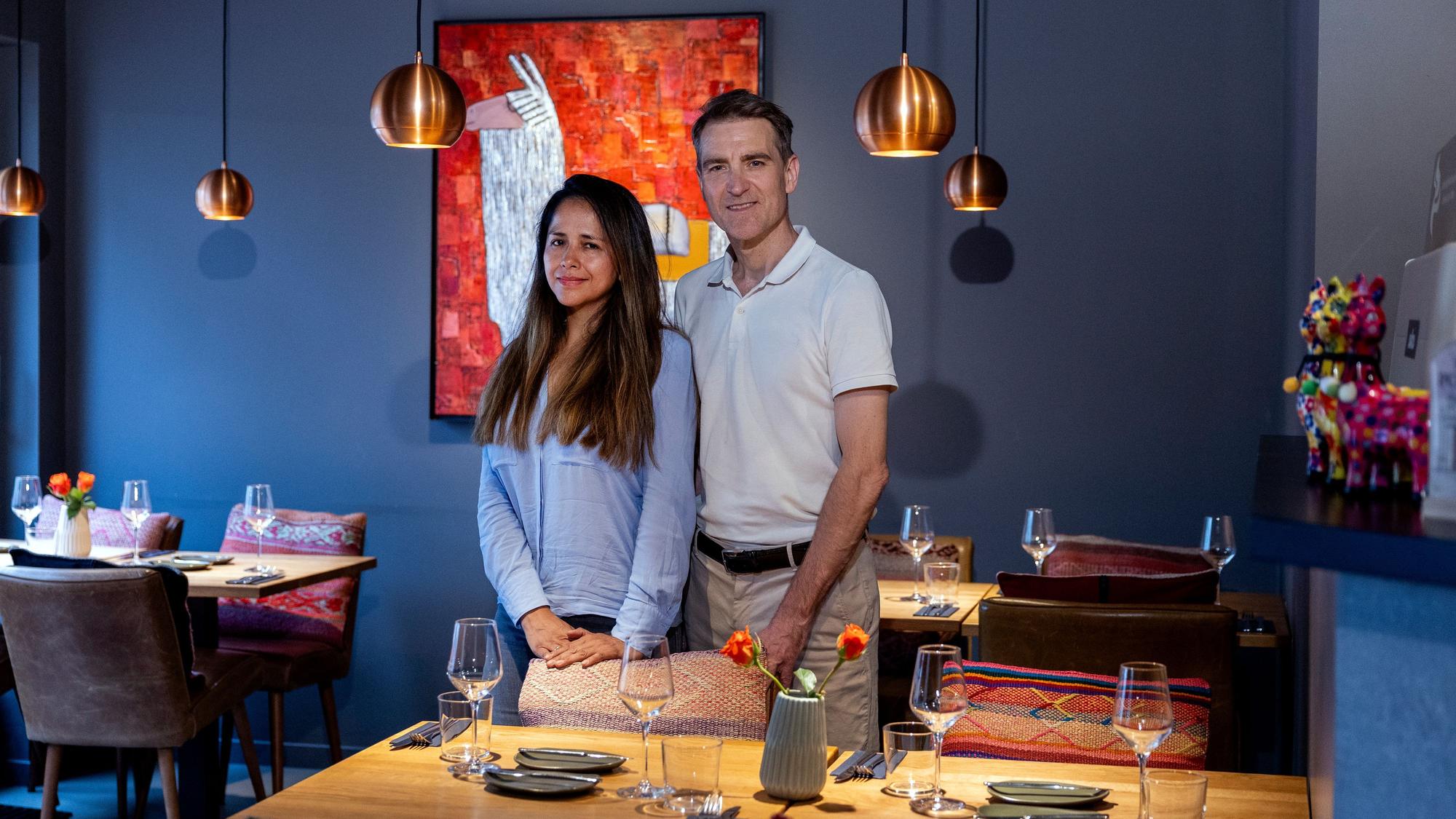 Romina Ojeda de Legner und Carsten Legner sind im Gastraum zu sehen.