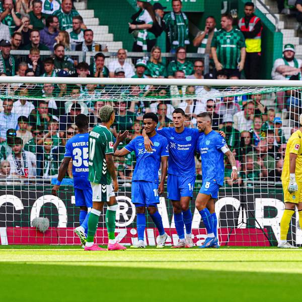 Torjubel nach dem 2:0: Leverkusens Christian Kofane (v.l.), Torschütze Malik Tillman, Patrik Schick und Robert Andrich.