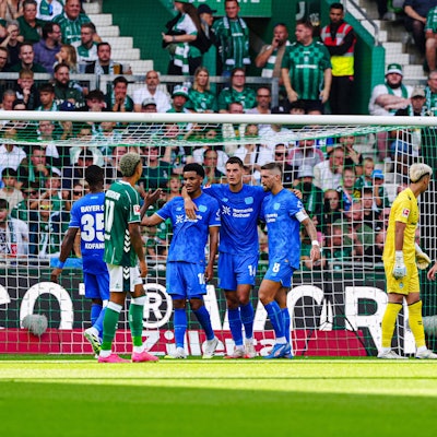 Torjubel nach dem 2:0: Leverkusens Christian Kofane (v.l.), Torschütze Malik Tillman, Patrik Schick und Robert Andrich.