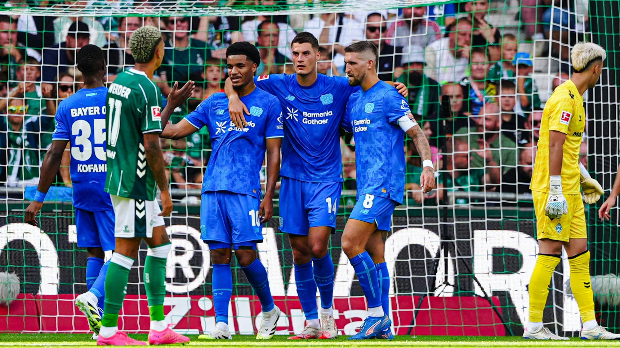 Torjubel nach dem 2:0: Leverkusens Christian Kofane (v.l.), Torschütze Malik Tillman, Patrik Schick und Robert Andrich.