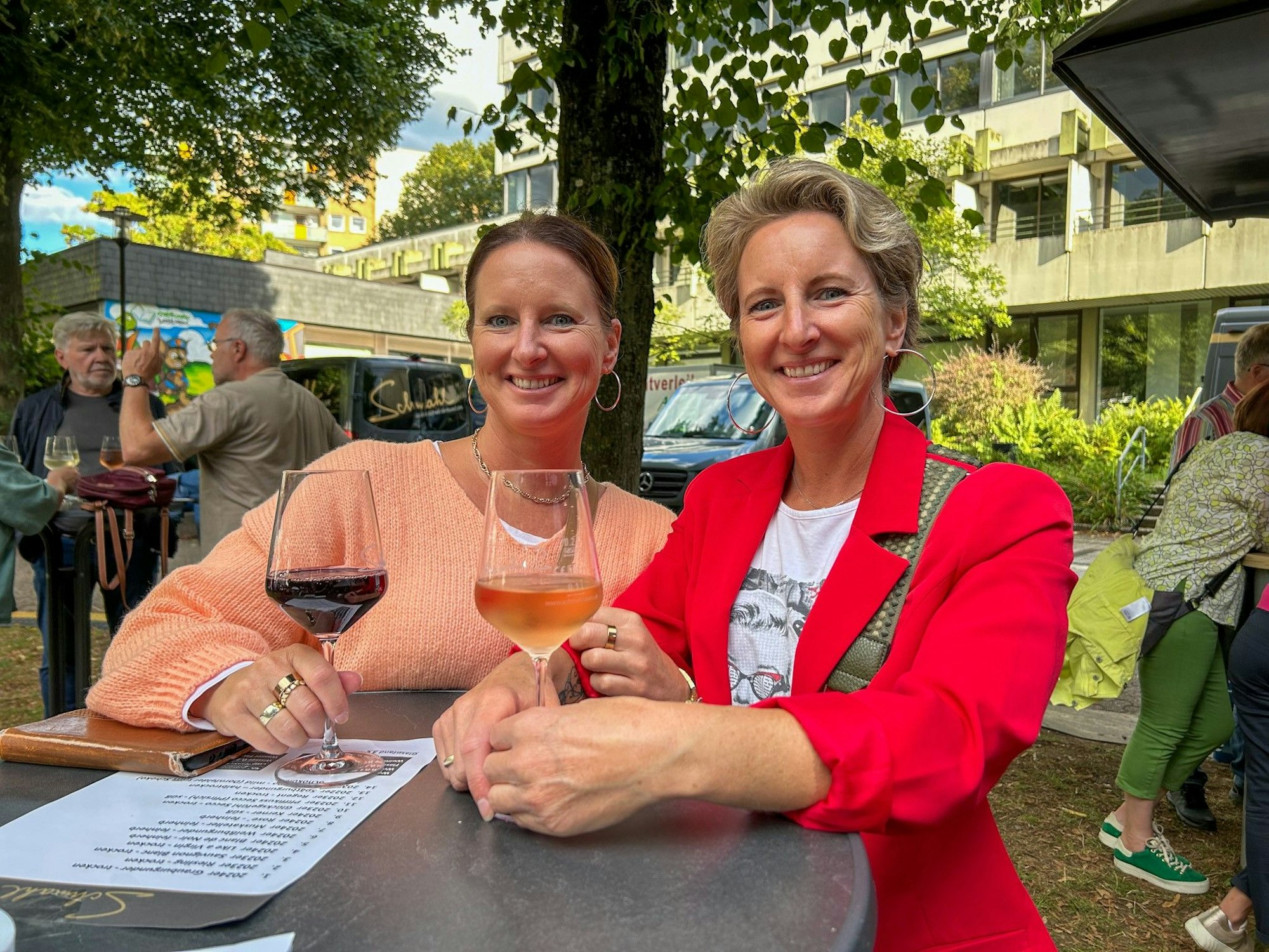 Das Winzerfest Leichlingen ist zurück im Neuen Stadtpark: Matthias Thielen arbeitet für das Weingut Herrenhof, das schon seit einigen Jahren nach Leichlingen kommt. Natalie Schumacher (l.) und Nadine Tuchel genießen den Wein, die Atmosphäre und die netten Leute.