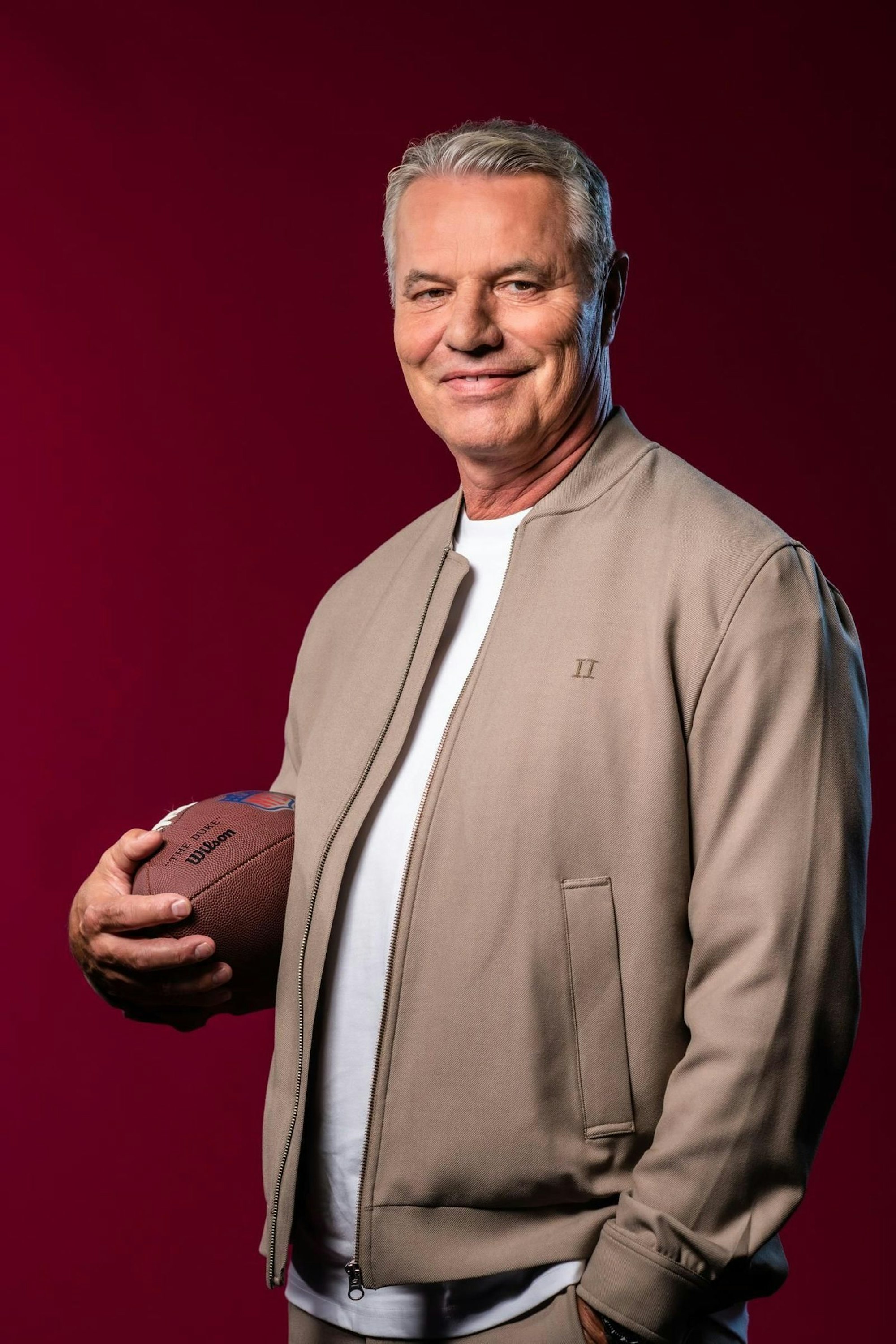 „Ich kenne keine Sportart auf der Welt, die mehr in sich vereint“, sagt Jan Stecker über American Football. „Da ist Kampfsport, da sind Tanz und Ballett, da ist Leichtathletik - eine ungeheure Athletik überhaupt. So viel zusammen in einer Sportart - das ist ohne Vergleich.“ (Bild: RTL / Ruprecht Stempell )