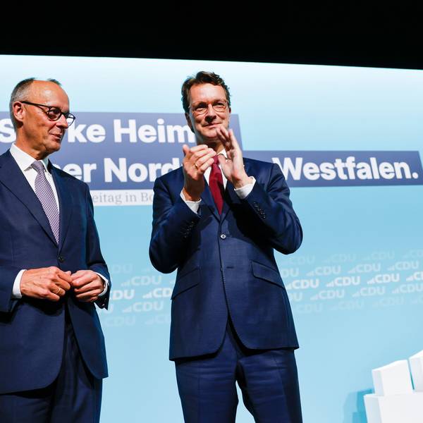 Bonn: Bundeskanzler Friedrich Merz (l, CDU) steht nach seiner Rede beim Landesparteitag der CDU Nordrhein-Westfalen mit Hendrik Wüst (CDU), Ministerpräsident von Nordrhein-Westfalen, auf der Bühne.