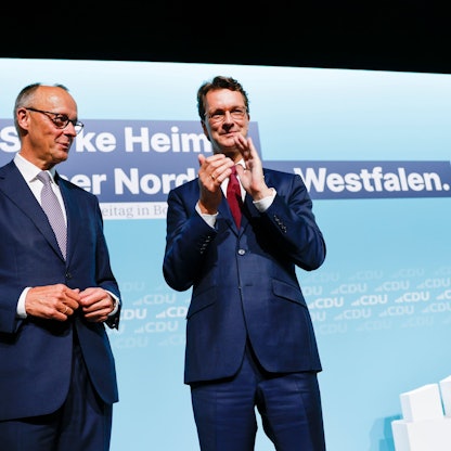 Bonn: Bundeskanzler Friedrich Merz (l, CDU) steht nach seiner Rede beim Landesparteitag der CDU Nordrhein-Westfalen mit Hendrik Wüst (CDU), Ministerpräsident von Nordrhein-Westfalen, auf der Bühne.