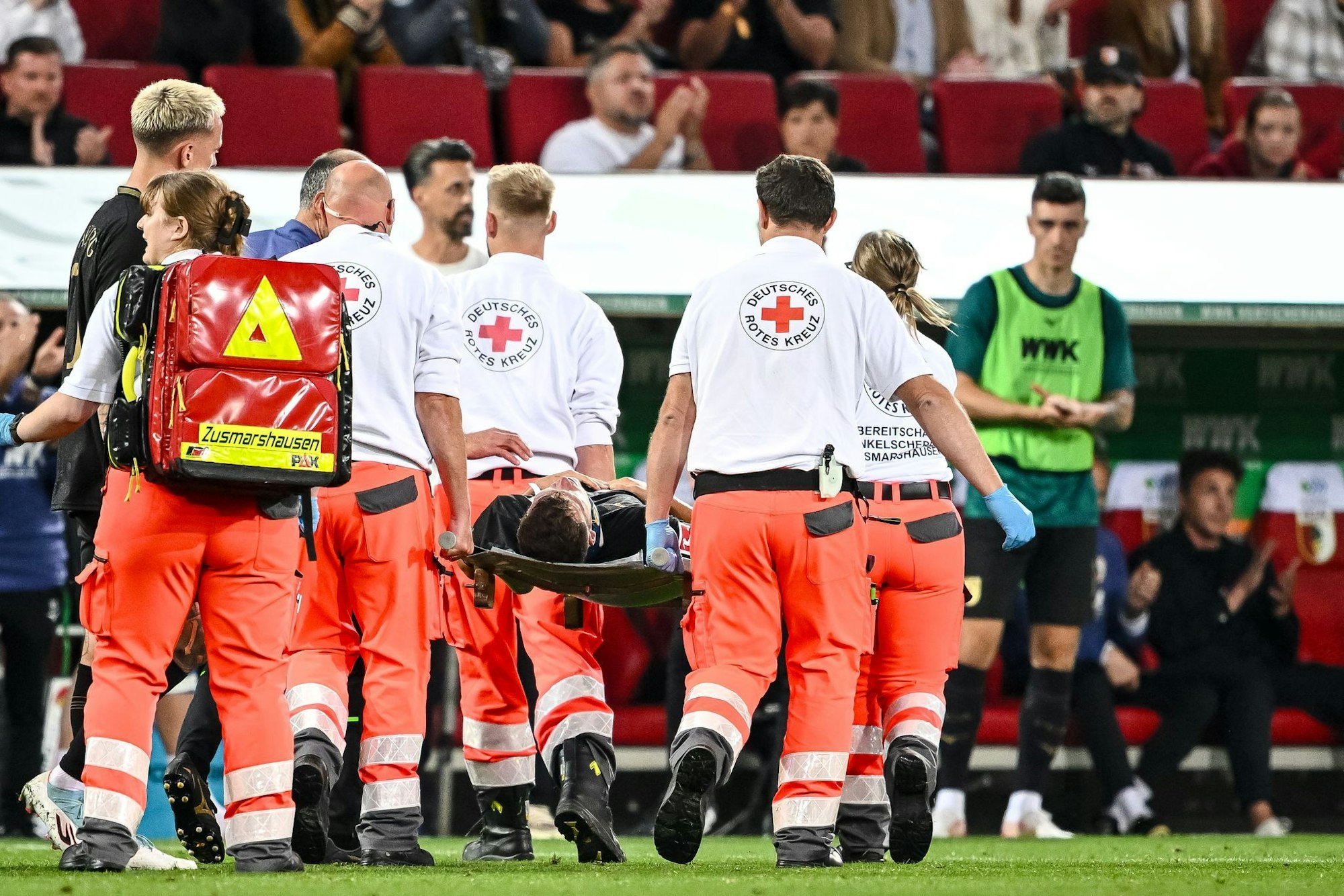 Robin Fellhauer wird vom Platz getragen