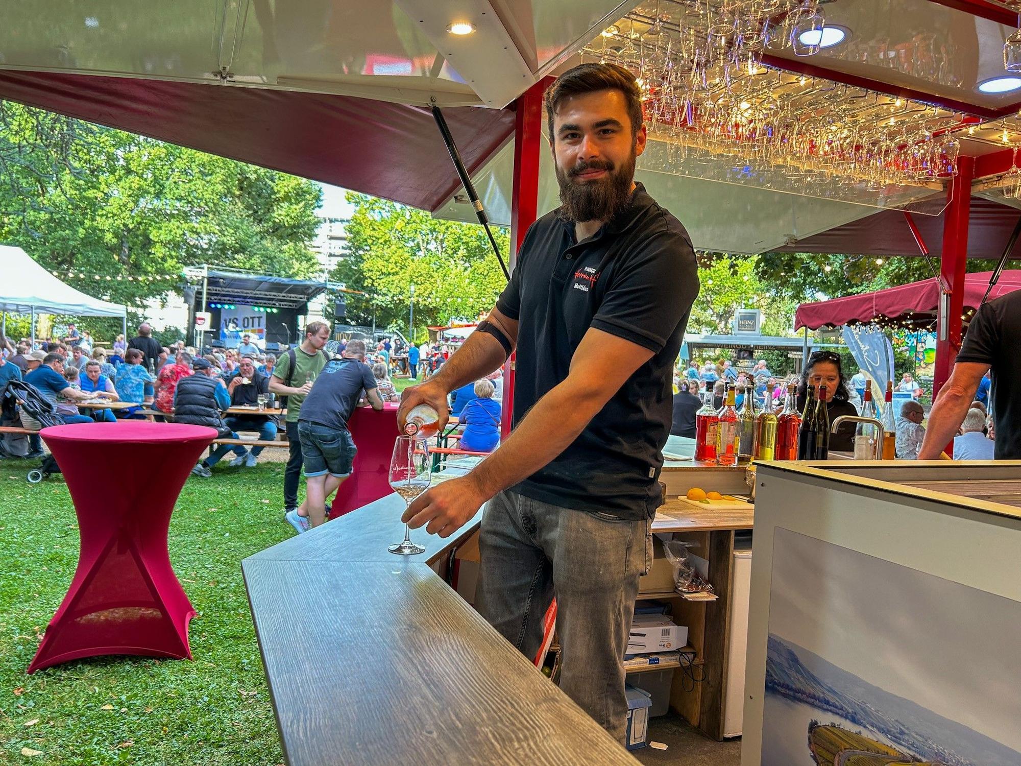 Das Winzerfest Leichlingen ist zurück im Neuen Stadtpark: Matthias Thielen arbeitet für das Weingut Herrenhof, das schon seit einigen Jahren nach Leichlingen kommt. Natalie Schumacher (l.) und Nadine Tuchel genießen den Wein, die Atmosphäre und die netten Leute.