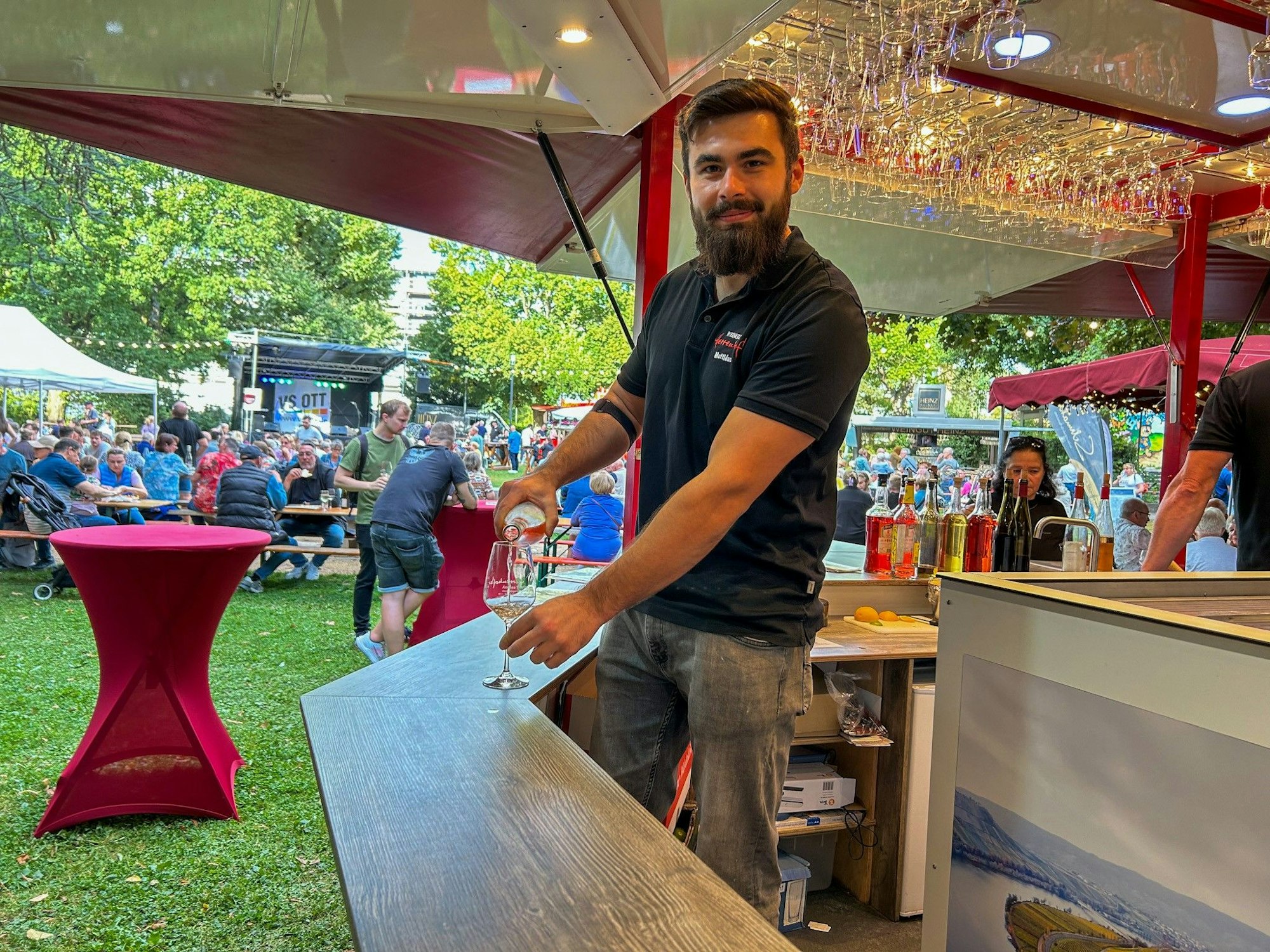 Das Winzerfest Leichlingen ist zurück im Neuen Stadtpark: Matthias Thielen arbeitet für das Weingut Herrenhof, das schon seit einigen Jahren nach Leichlingen kommt. Natalie Schumacher (l.) und Nadine Tuchel genießen den Wein, die Atmosphäre und die netten Leute.
