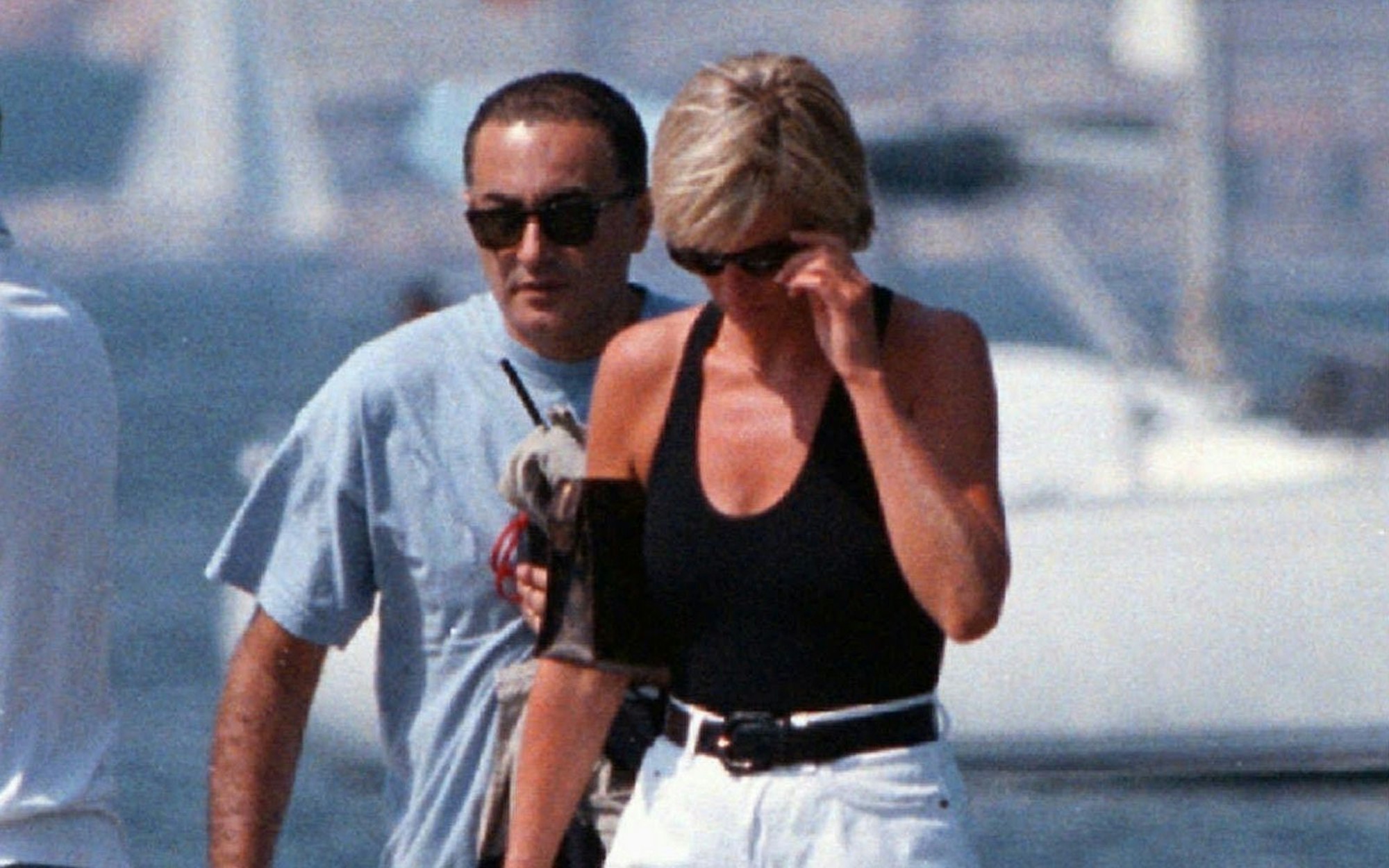 Dodi Al-Fayed und Prinzessin Diana im Sommer 1997 an einem Jachthafen. (Bild: ZDF/ rousseau, stefan)