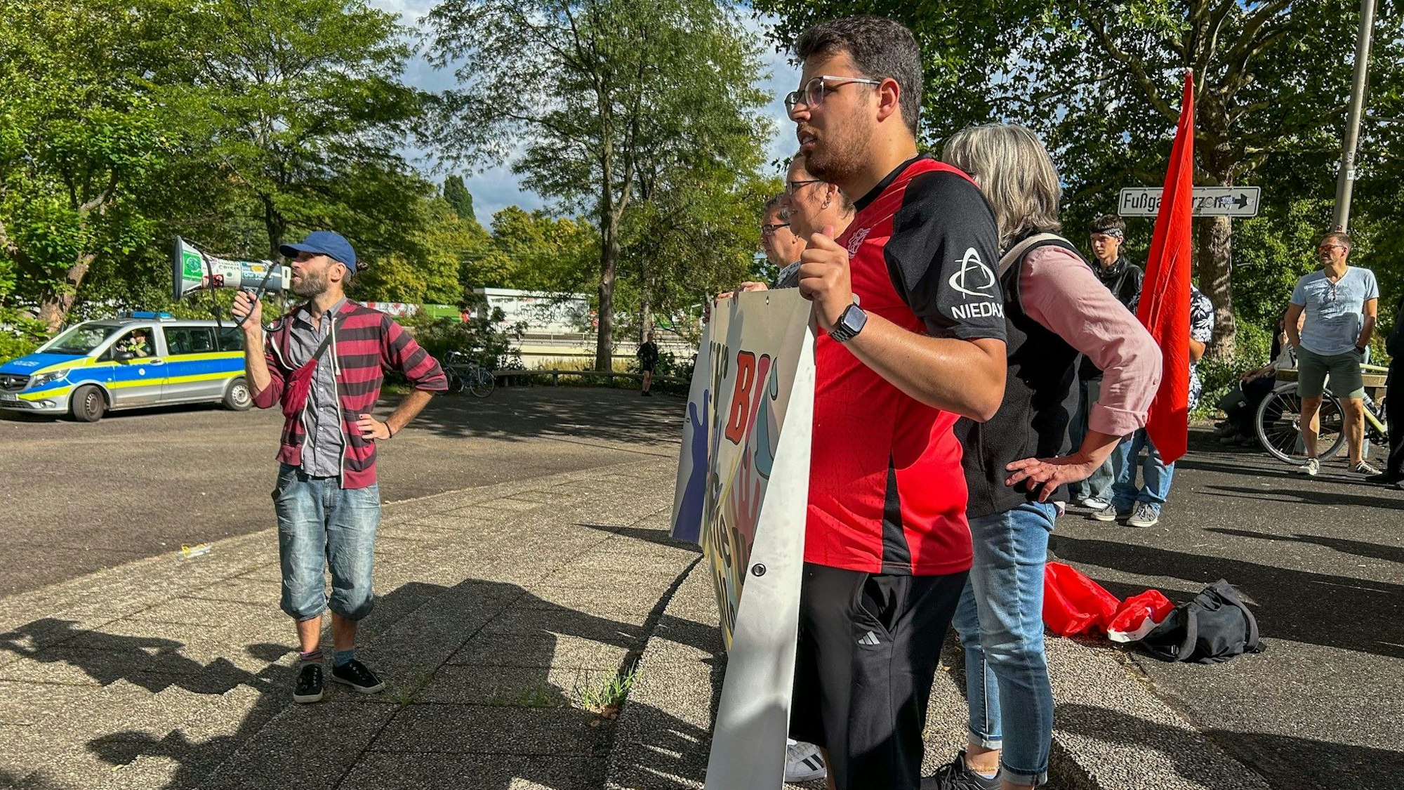 Keneth Dietrich (l., Die Linke) rief immer wieder Parolen zu den AfD-Vertretern am Eingang des Forums herüber.