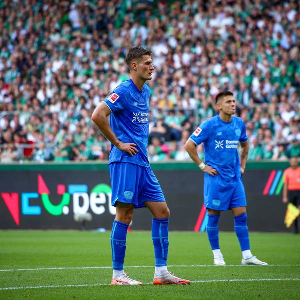 Leverkusens Patrik Schick steht beim Elfmeter, Exequiel Palacios (l.) muss zuschauen.