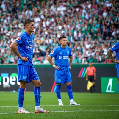 Leverkusens Patrik Schick steht beim Elfmeter, Exequiel Palacios (l.) muss zuschauen.