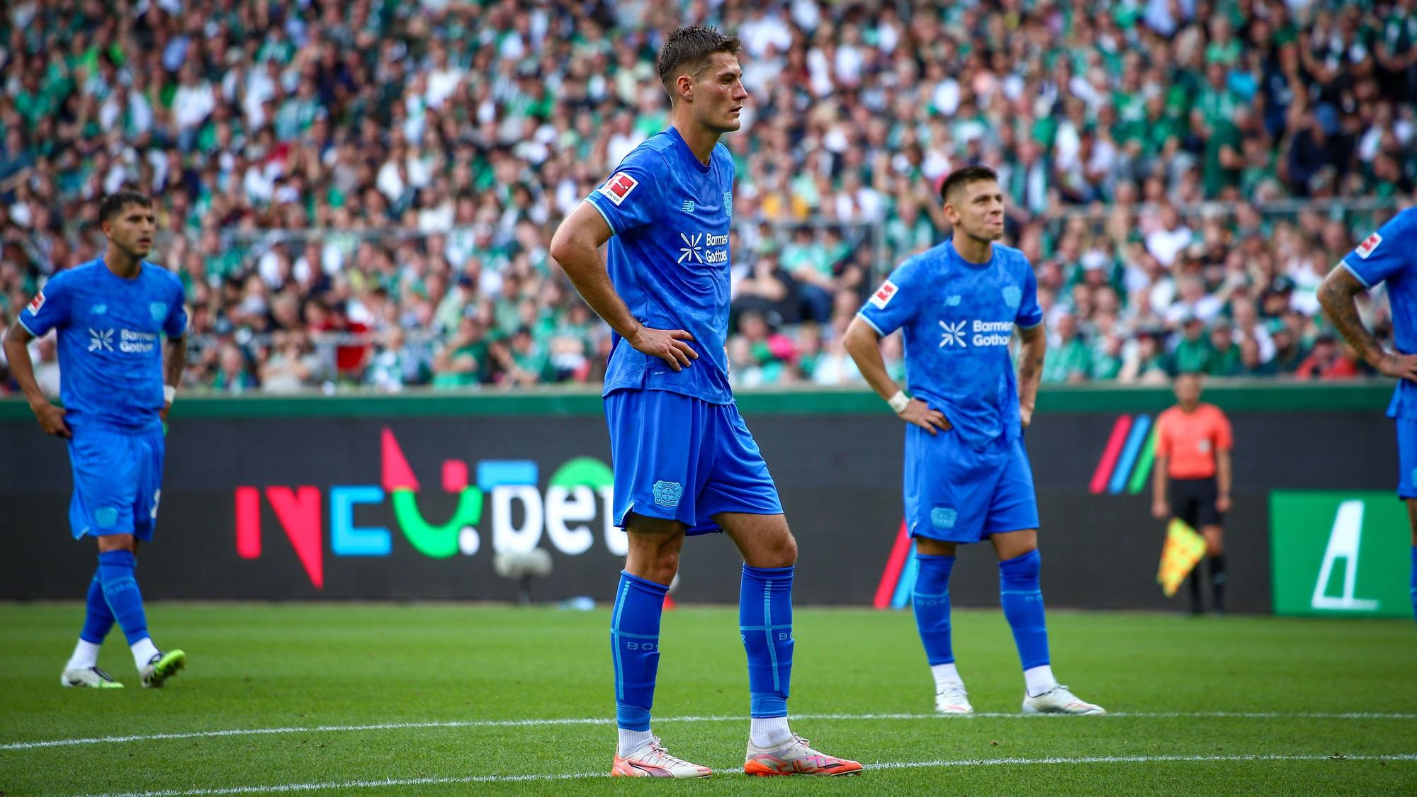 Leverkusens Patrik Schick steht beim Elfmeter, Exequiel Palacios (l.) muss zuschauen.