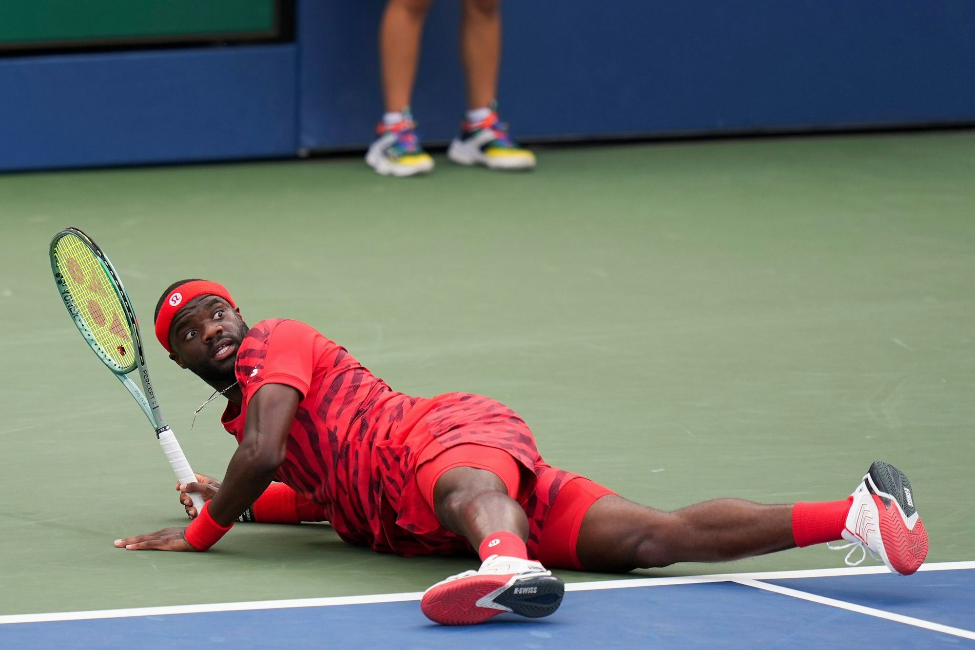 Frances Tiafoe landete zwischenzeitlich auf dem Boden - eine sinnbildliche Szene.