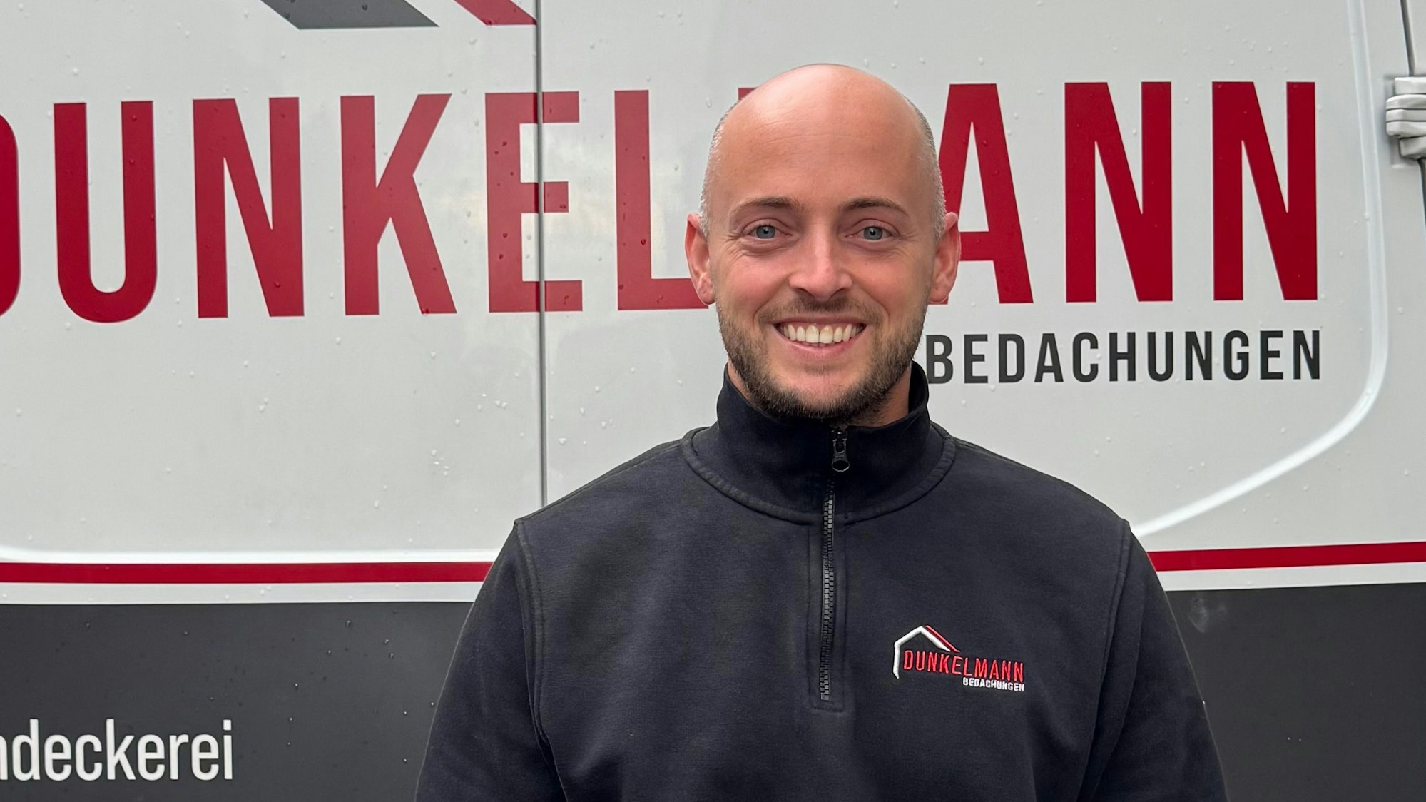 Bastian Dunkelmann beschäftigt neun Angestellte in seinem Dachdecker-Betrieb in Köln.
