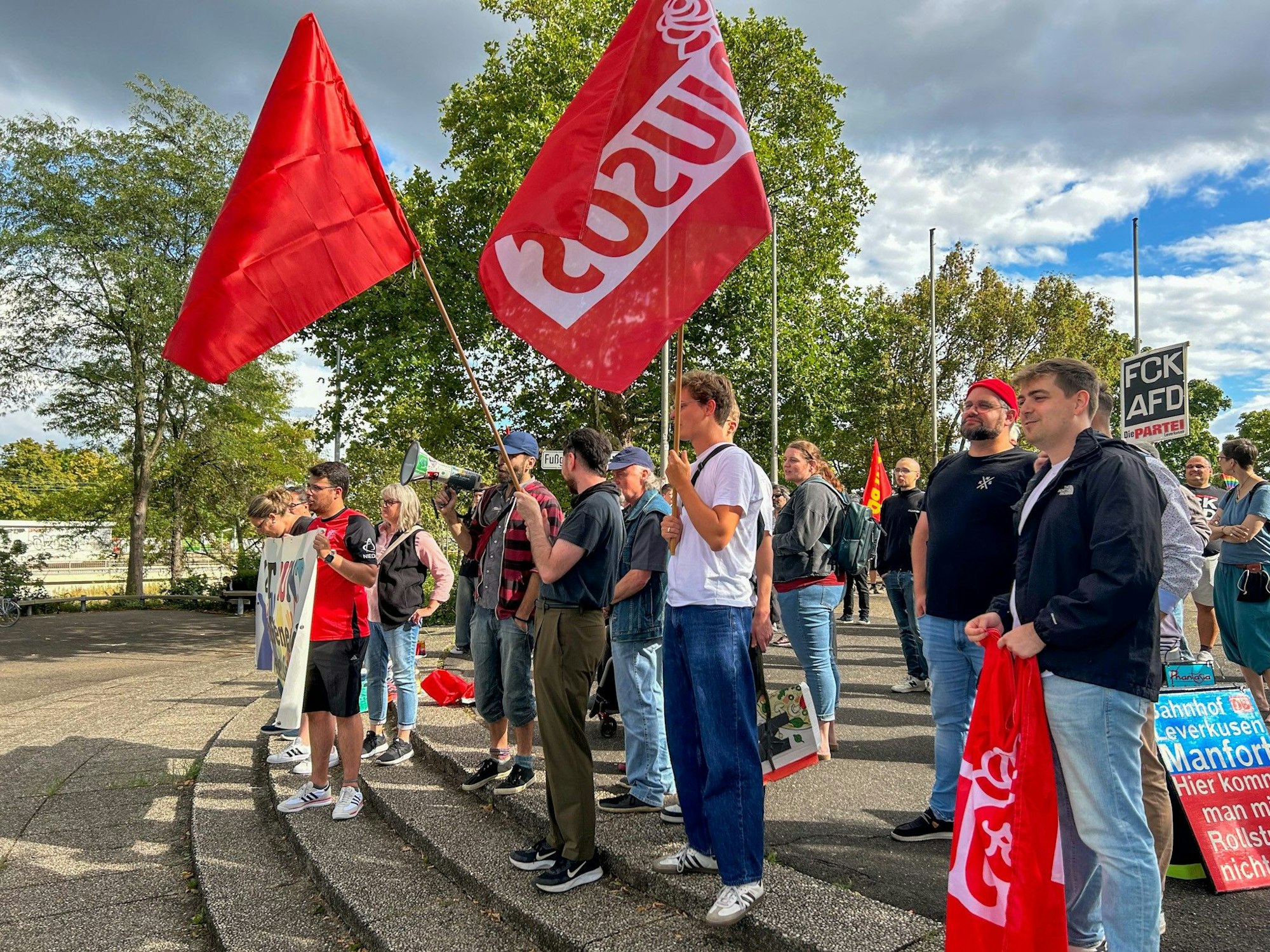 Vertreterinnen und Vertreter unter anderem von der Linken, den Jusos, den „Omas gegen Rechts“, den Grünen, Volt, der MLPD und „Lev ist bunt“ waren zur Demo gegen die AfD und den Besuch von Stephan Brandner gekommen.