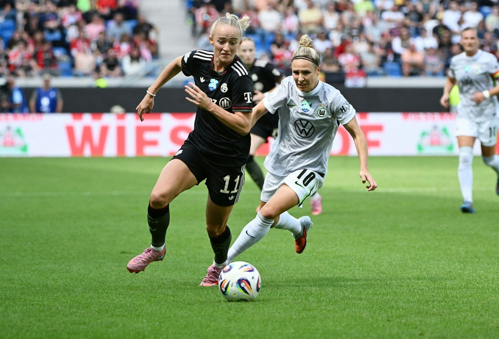Bayerns Lea Schüller im Duell mit der Wolfsburgerin Svenja Huth.
