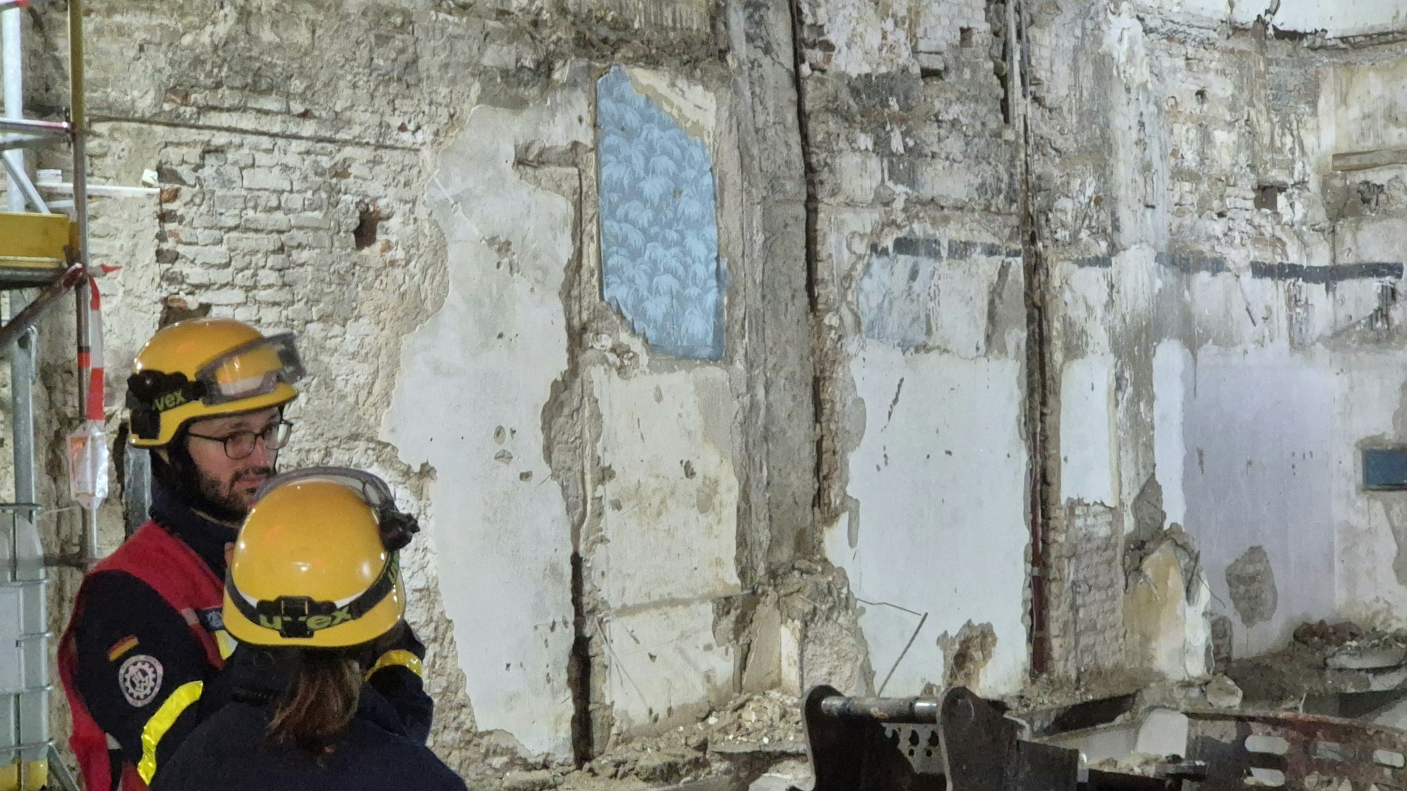 Nach WDR-Informationen handelt es sich um ein Wohn- und Geschäftshaus, an dem es schon länger Bauarbeiten gebe.