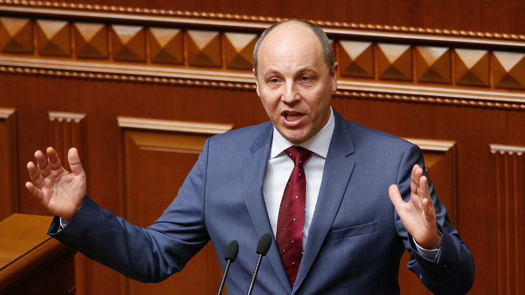 ARCHIV - 13.04.2016, Ukraine, Kiew: Andrij Parubij spricht während einer Sitzung des ukrainischen Parlaments in Kiew, Ukraine, am 14. April 2016 zu den Abgeordneten. Andrij Parubyj wurde zum neuen Sprecher des ukrainischen Parlaments gewählt. (zu dpa: «Ukrainischer Ex-Parlamentschef in Lwiw getötet») Foto: Roman Pilipey/dpa +++ dpa-Bildfunk +++