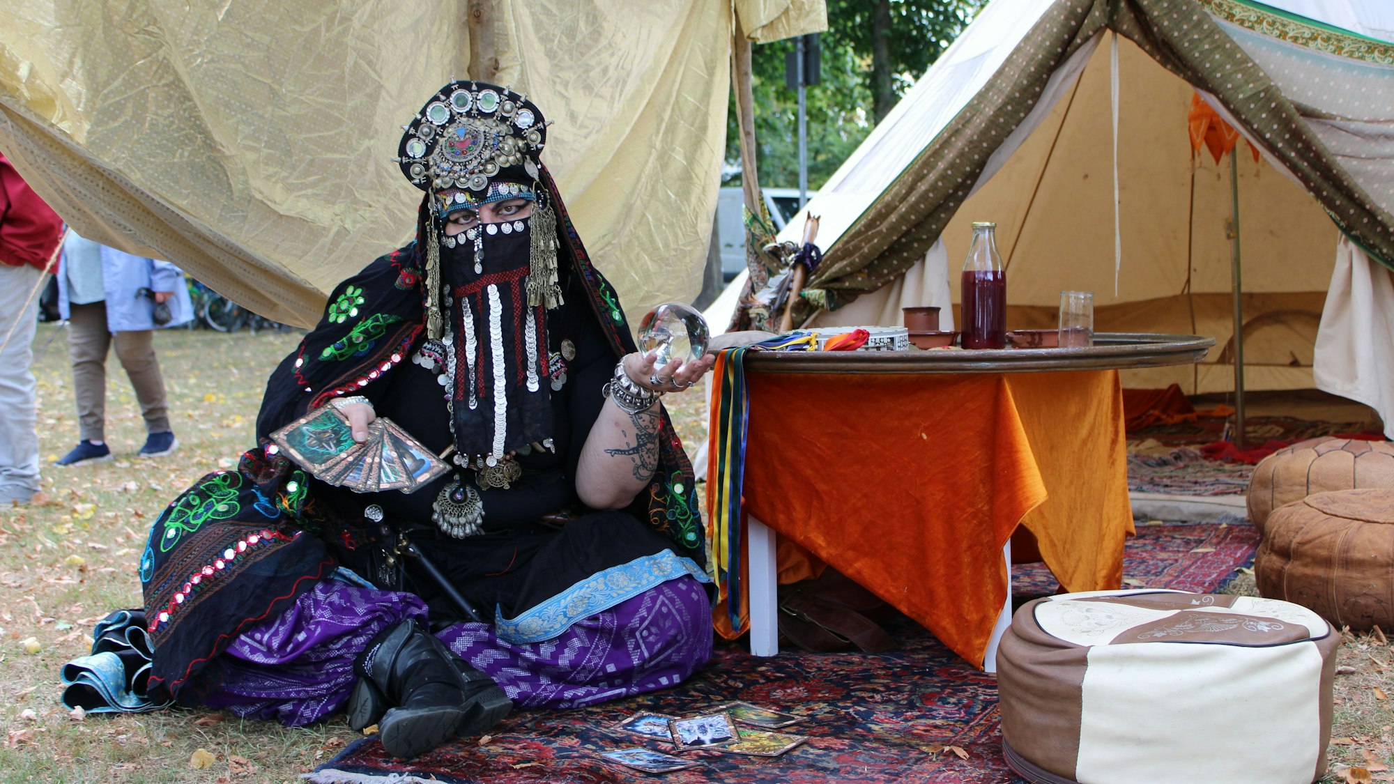 Eine Wahrsagerin verrät Mittelaltermarkt-Besuchern ihre Zukunft.