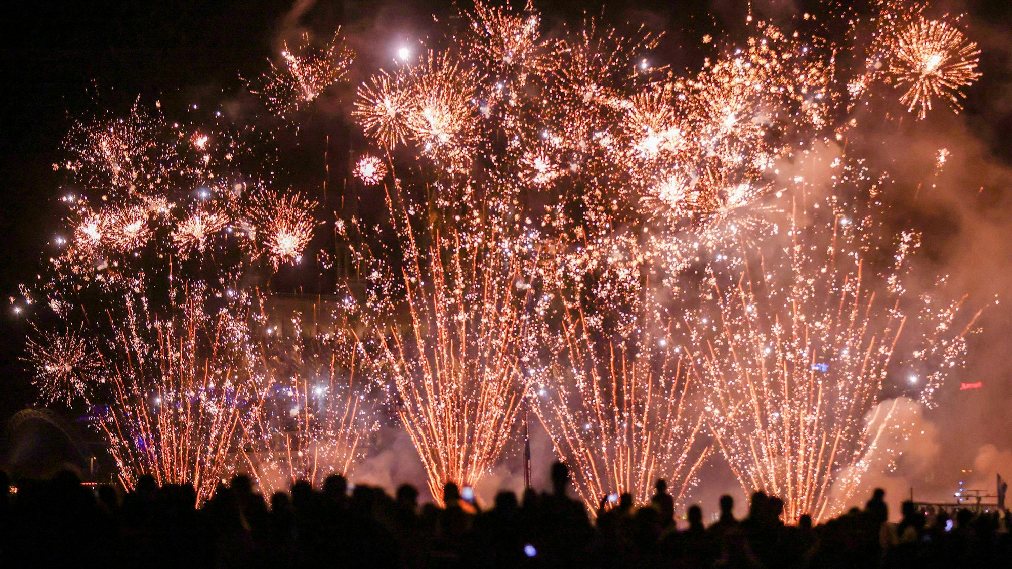 Das Bild zeigt das Feuerwerk.