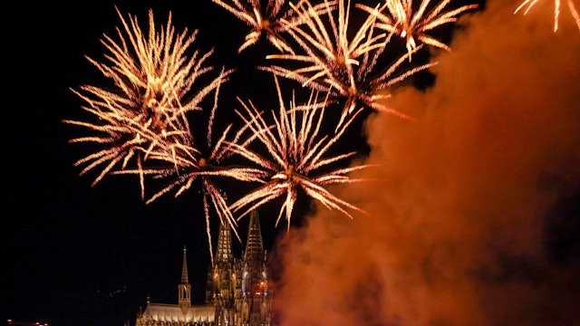 30.08.2025, Köln: Kölner Lichter 2025 - Menschen besuchen im Kölner Rheinpark das größte musiksynchrone Feuerwerk Europas. Foto: Thilo Schmüllgen