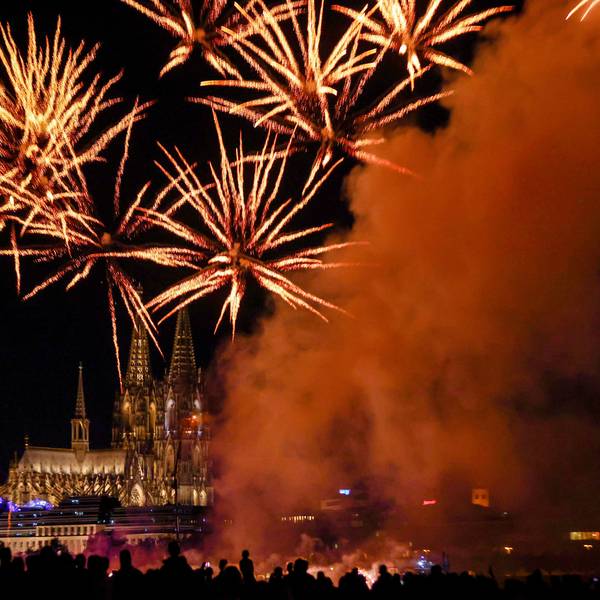 Die Kölner Lichter 2025 mit dem Dom im Hintergrund.