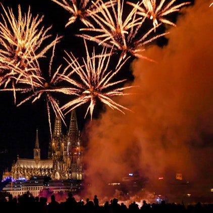 Kölner Lichter 2025 - Menschen besuchten im Kölner Rheinpark das größte musiksynchrone Feuerwerk Europas. Foto: Thilo Schmüllgen