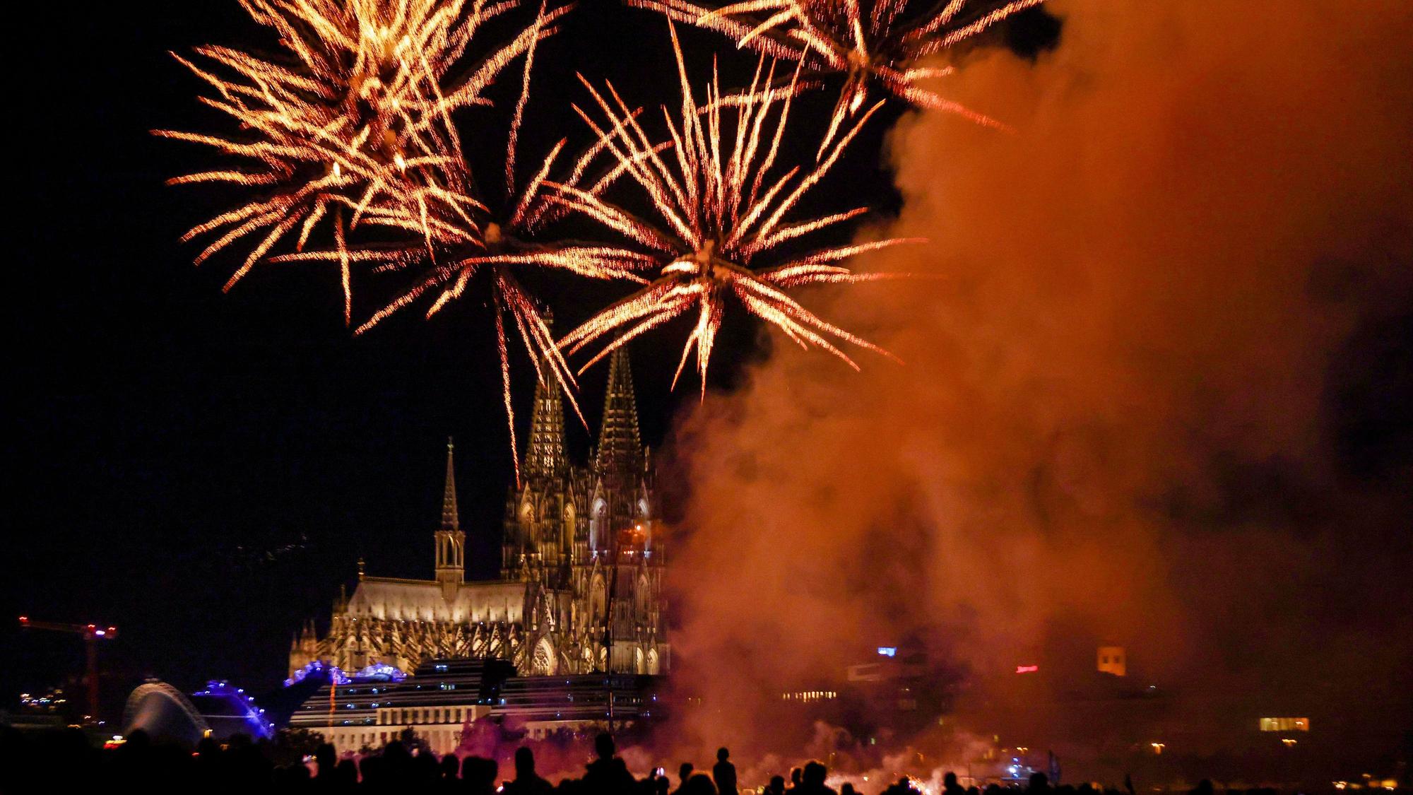 30.08.2025, Köln: Kölner Lichter 2025 - Menschen besuchen im Kölner Rheinpark das größte musiksynchrone Feuerwerk Europas. Foto: Thilo Schmüllgen